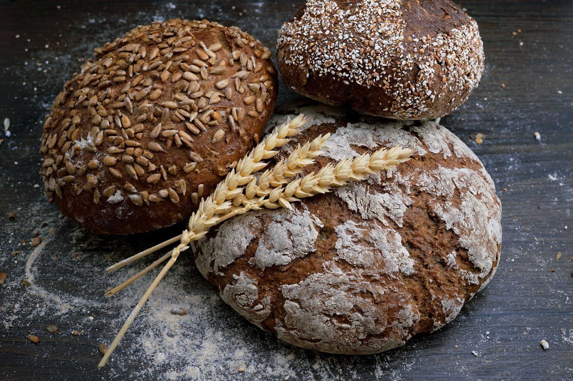Gluten is one of the foods to avoid with arthritis. (Image via Unsplash / Wesual Click)