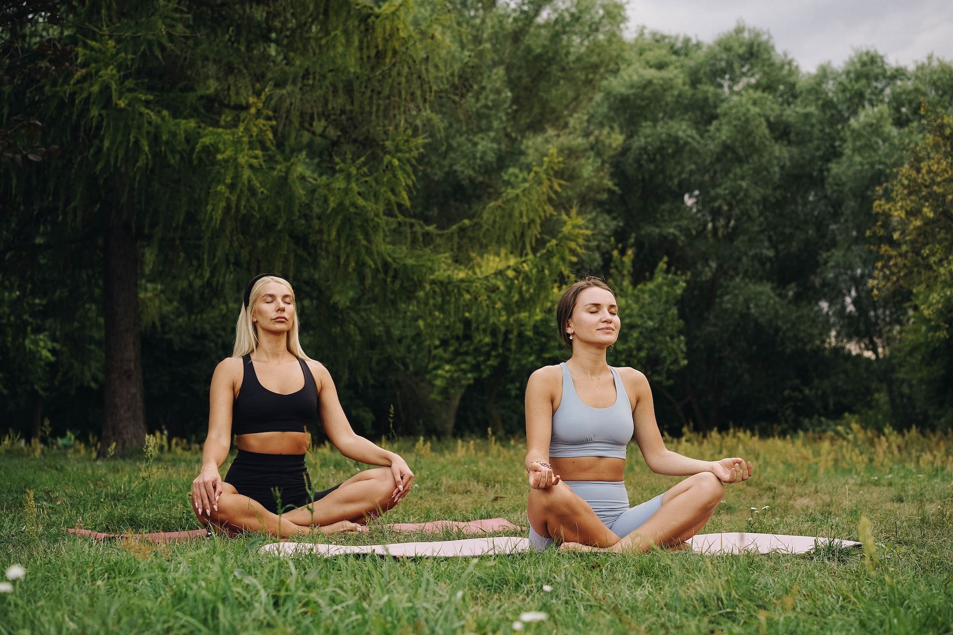 Yoga for morning activates the muscles and keeps you energetic. (Photo via Pexels/olia danilevich)