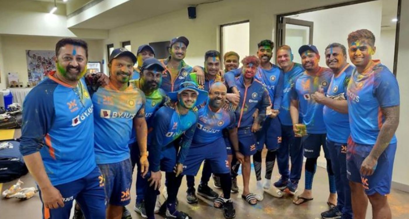 भारतीय टीम ने ड्रेसिंग रूम में खेली होली 