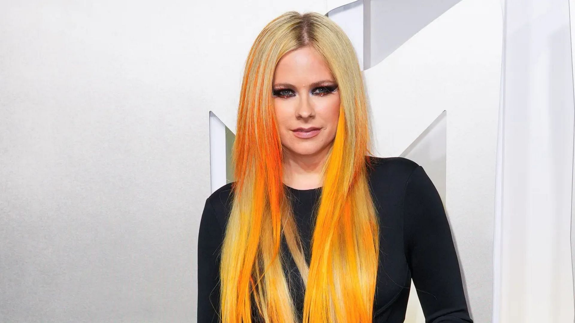 WATCH: Avril Lavigne kicks a streaker off stage at the Juno Awards 2023