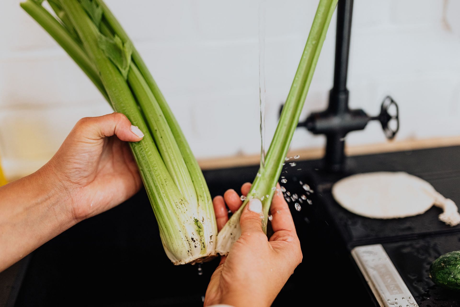 Celery is high in fiber and if you drink the juice without straining it, it can help with constipation (Image via Pexels @Karolina Grabowska)