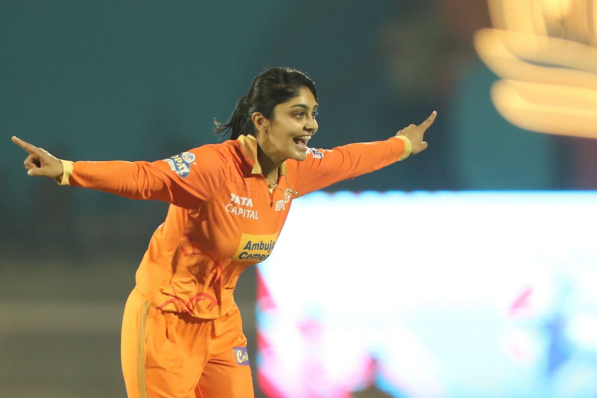 قام Harleen Deol بإمساك Jess Jonassen منذ فترة طويلة بواسطة Ashleigh Gardner. [P/C: WPL/Twitter]