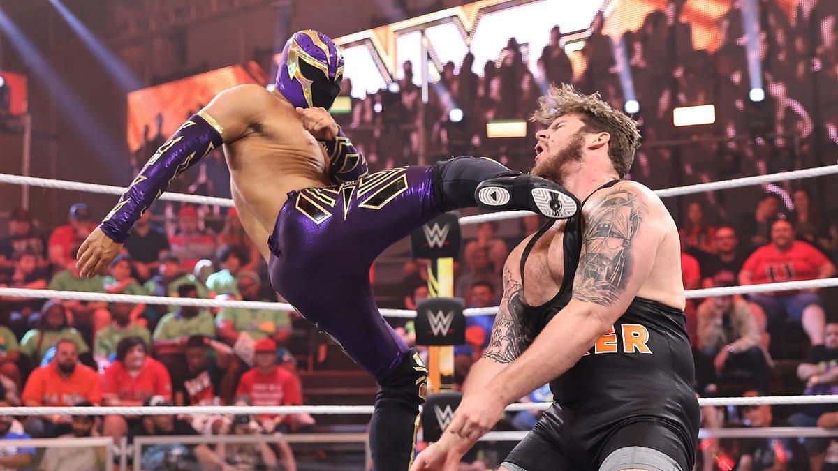 تقوم شركة Axiom بإعداد أفضل نجم في WWE NXT.