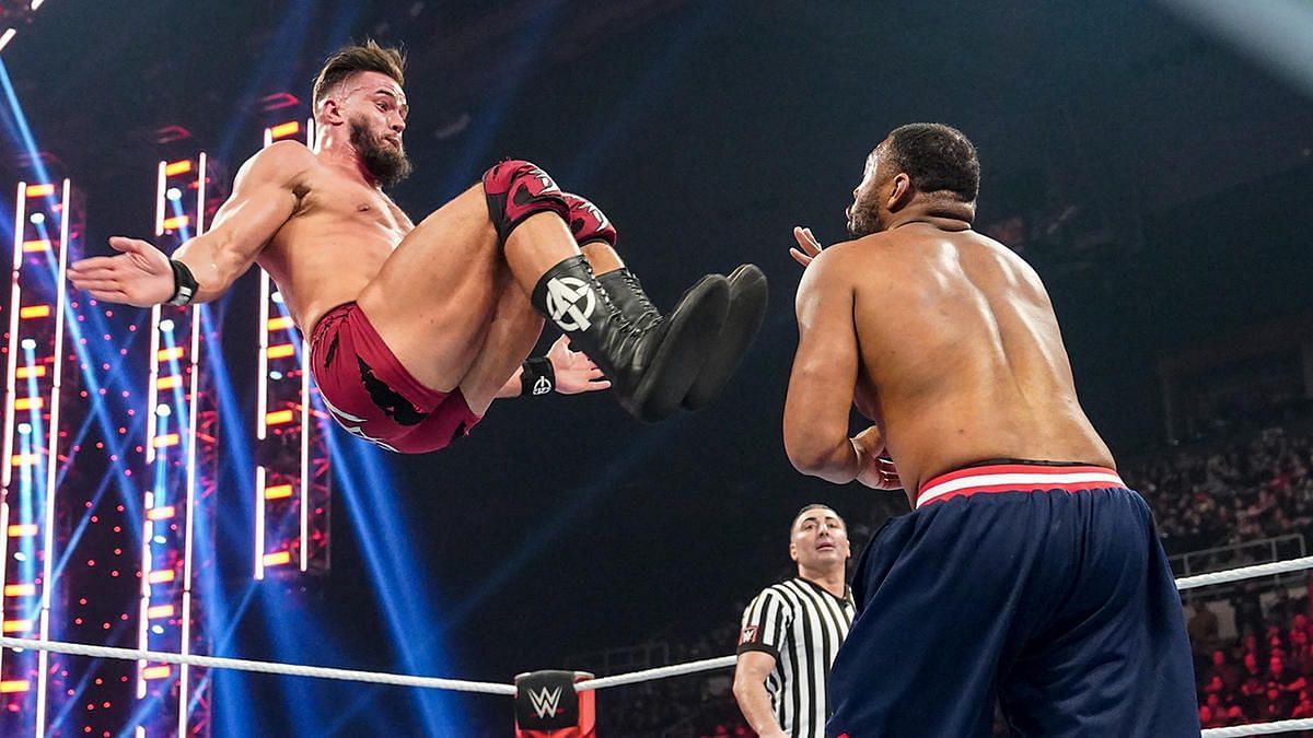 Austin Theory, WWE RAW'da Angelo Dawkins'i yendi.