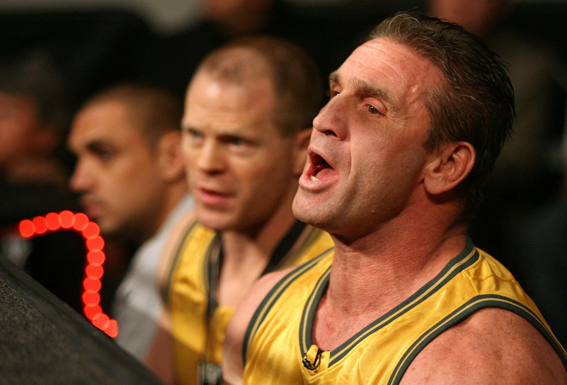 Ken Shamrock ei ollut taistellut kahdeksankulmiossa kuuteen vuoteen ennen kevyensarjan mestaruushaastetta