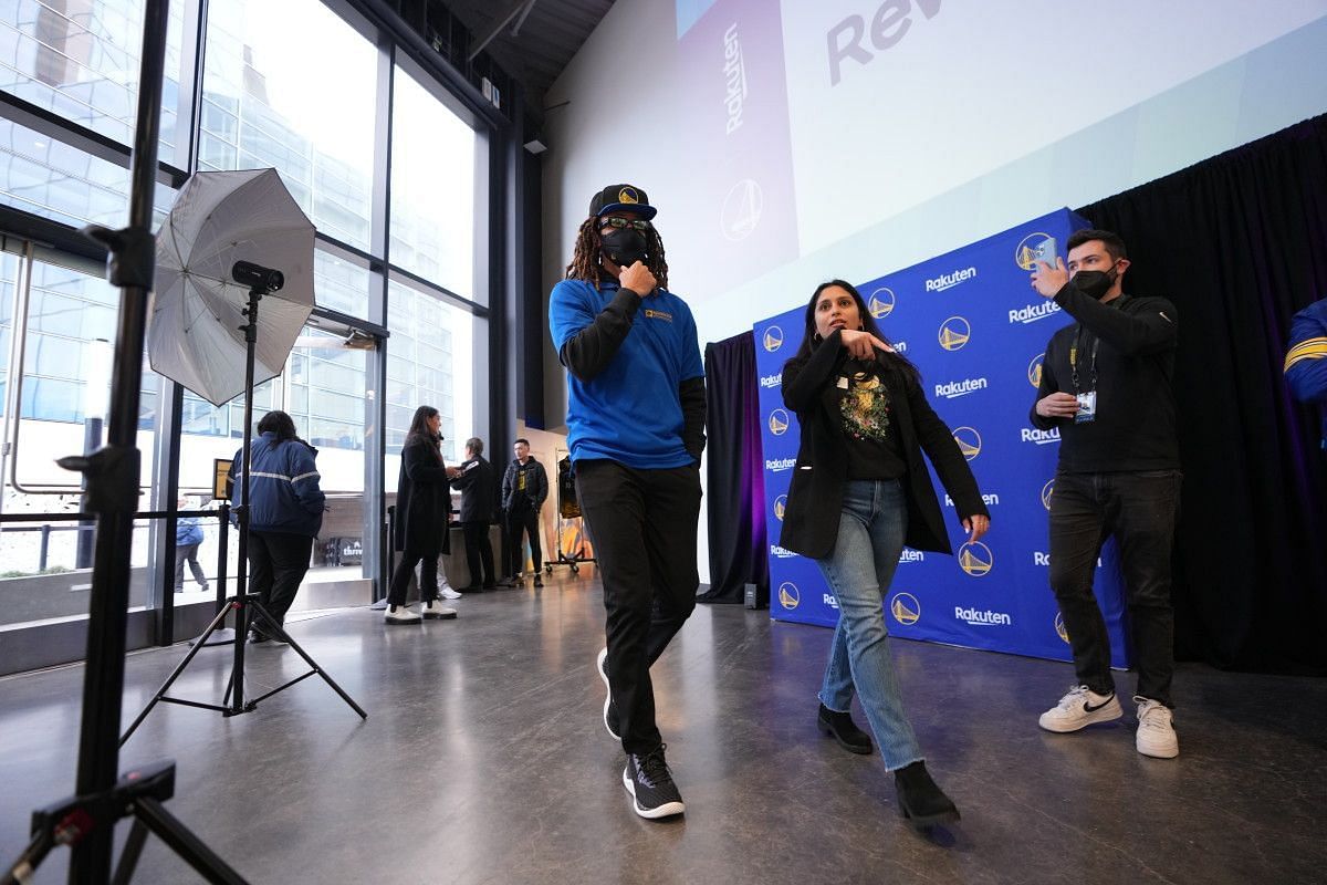 Steph Curry goes undercover to surprise kids inside Warriors Shop