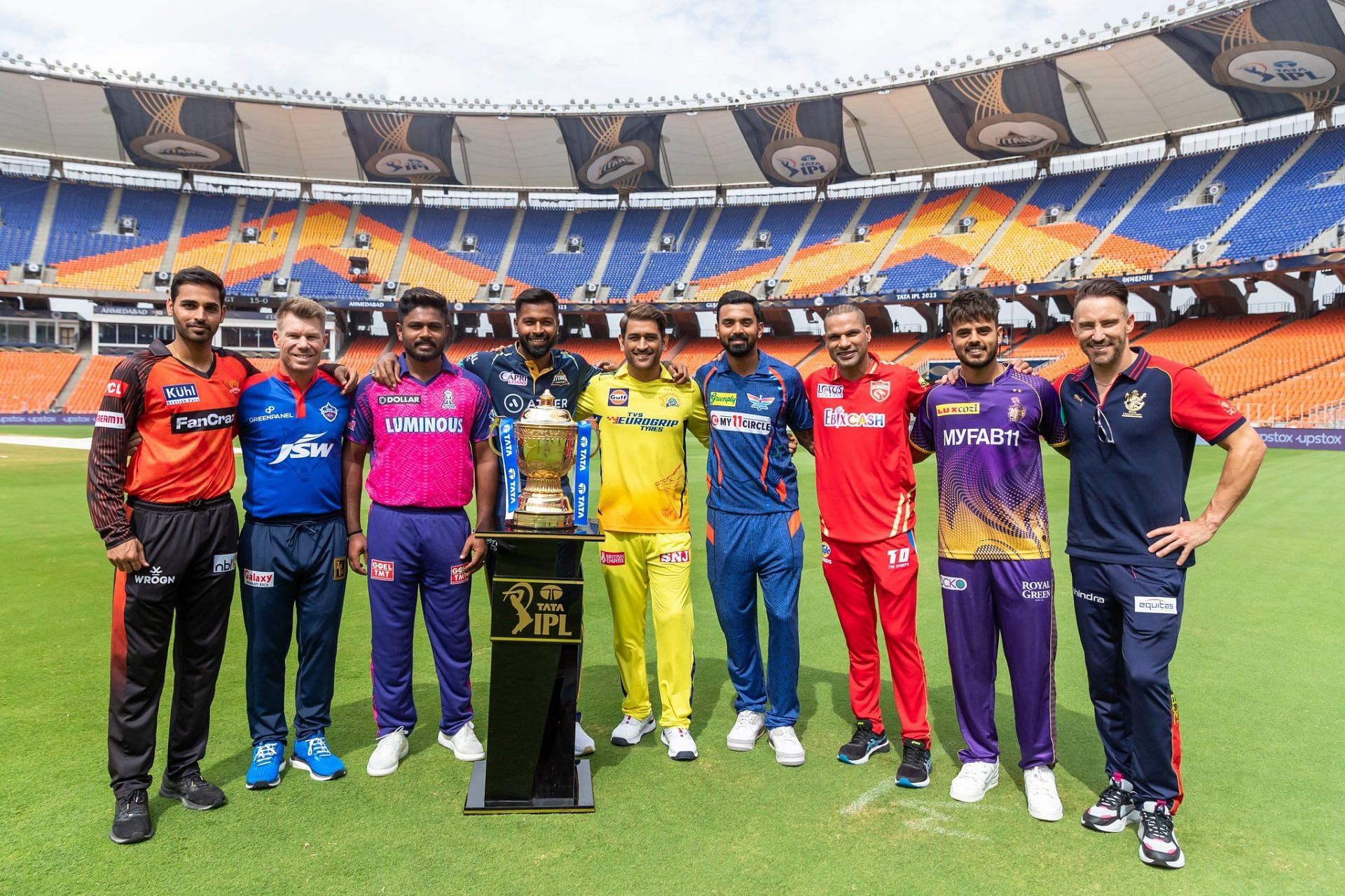 आईपीएल ट्रॉफी के साथ नौ टीमों के कप्तान 