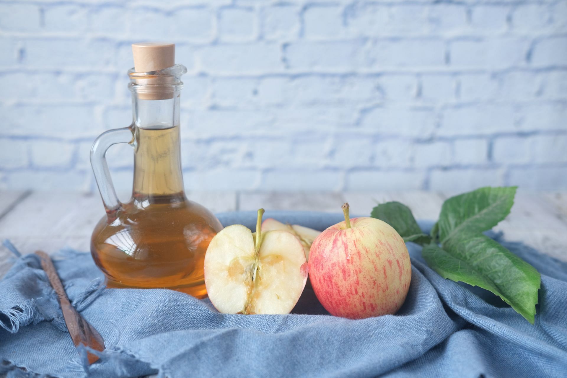 There are several benefits of apple cider vinegar (Image via Unsplash/Towfiqu Barbhuiya)