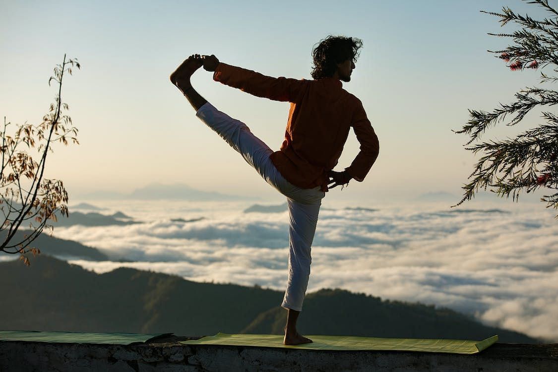 Yoga for men has range of benefits (Photo via Pexels/Shu lei)
