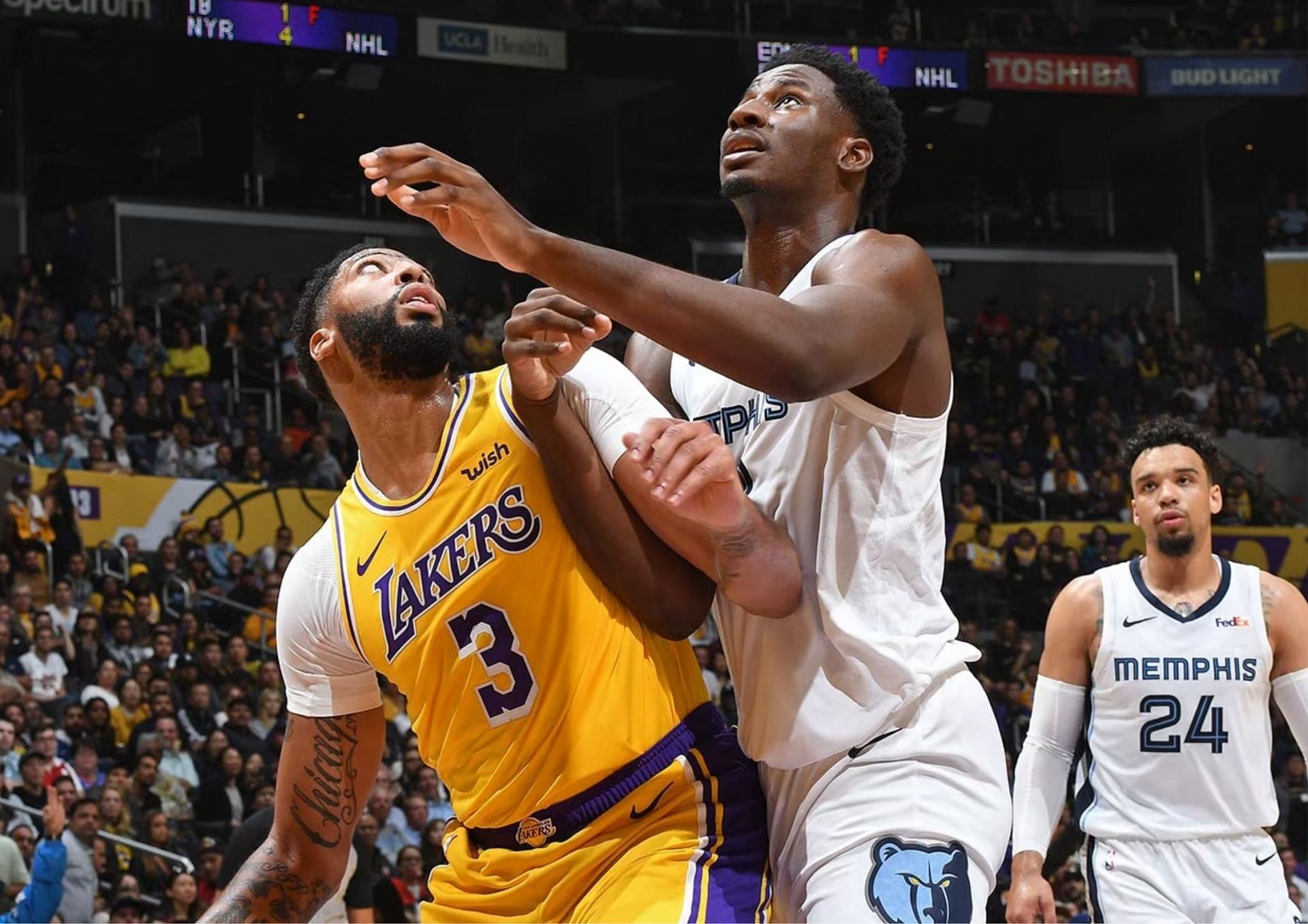 Watch: Jaren Jackson Jr. completes emphatic dunk over Anthony Davis during  LA Lakers vs Grizzlies