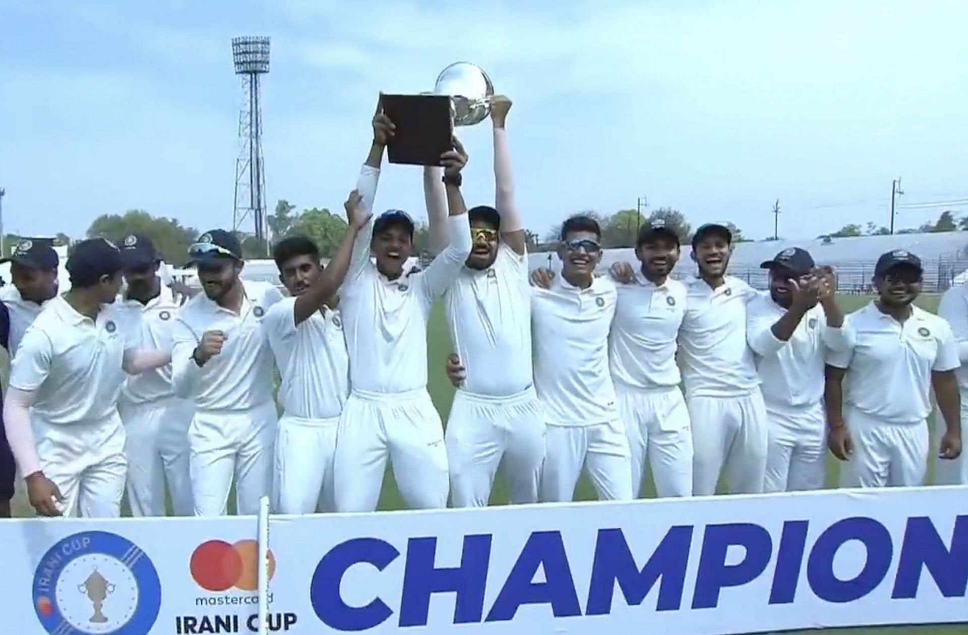 ईरानी कप के साथ रेस्ट ऑफ़ इंडिया के खिलाड़ी (Pic - BCCI)