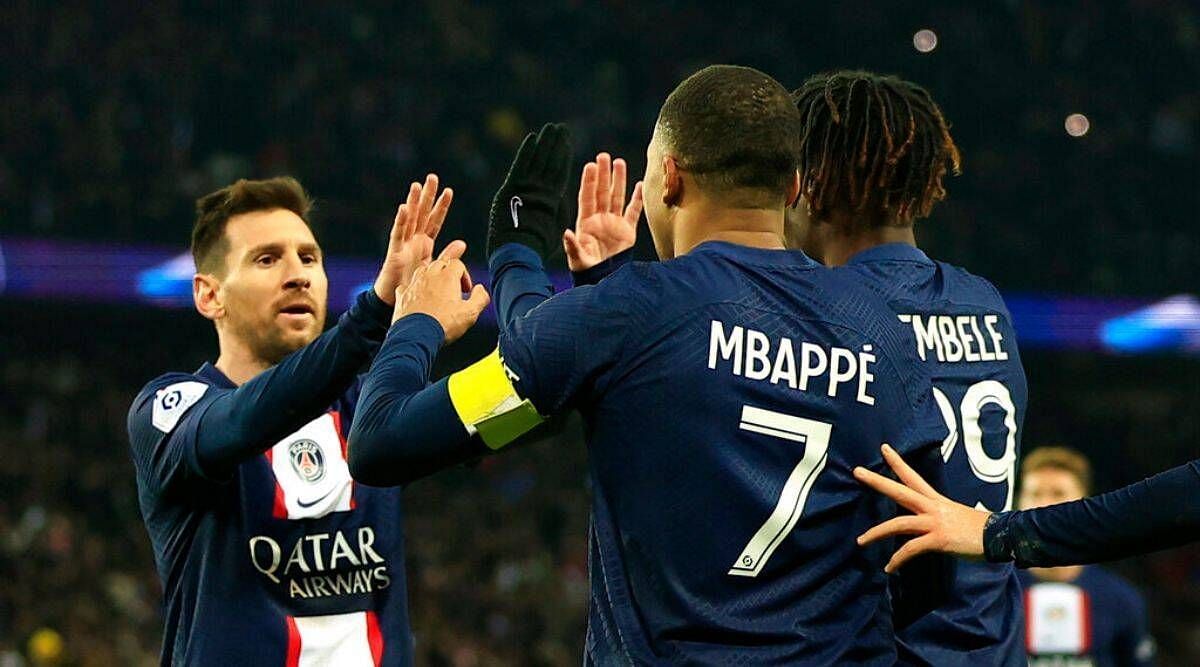 Lionel Messi dan Kylian Mbappe berselebrasi seusai mencetak gol.