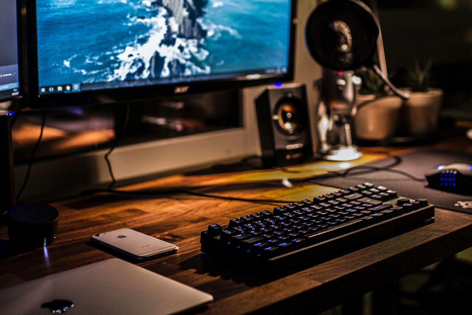 A sturdy table for PC gaming (Image via Unsplash)