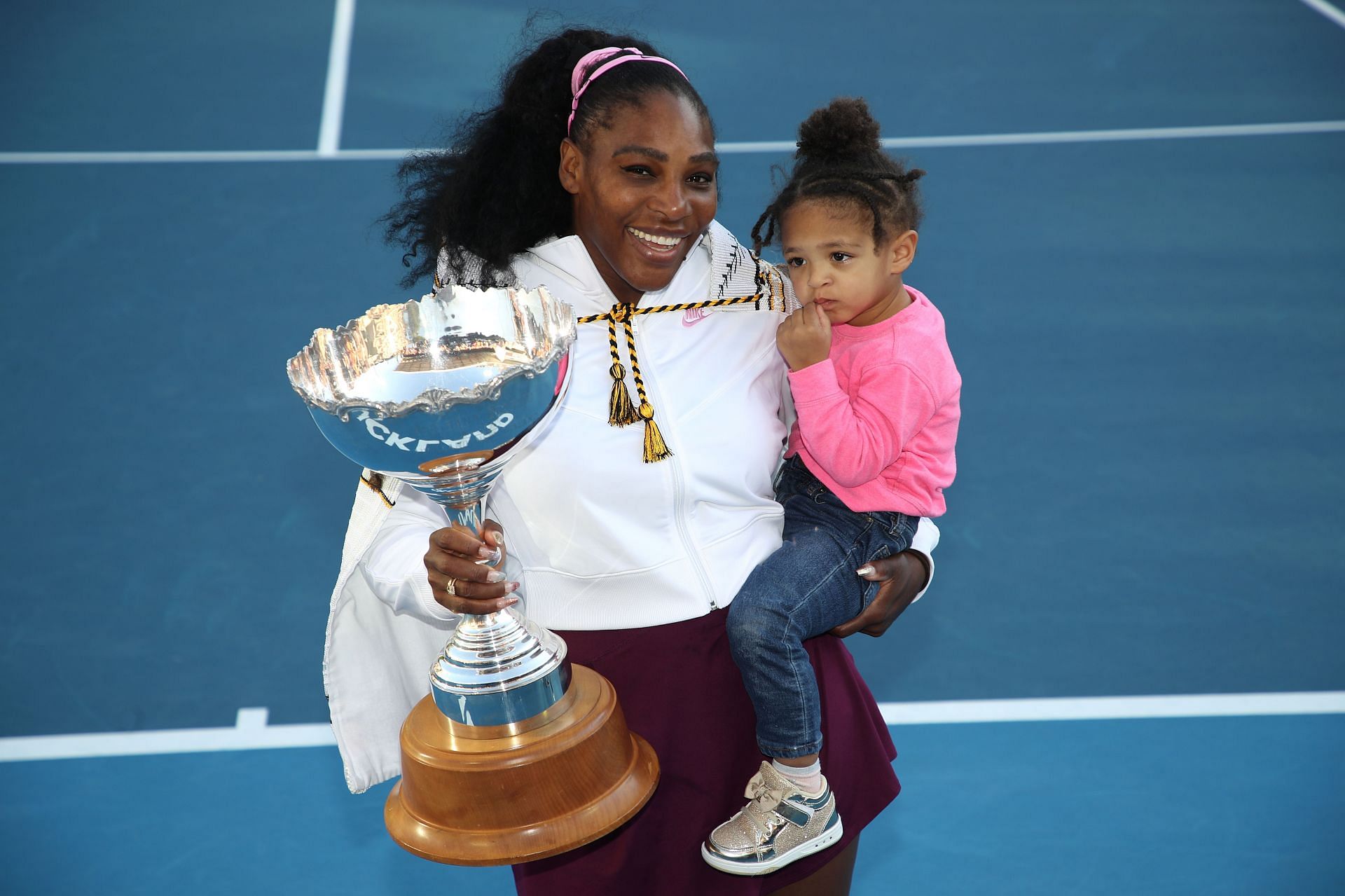 سيرينا ويليامز مع ابنتها أولمبيا بعد فوزها بلقب ASB Classic للسيدات لعام 2020.