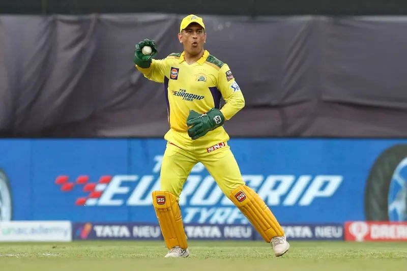تشيناي سوبر كينغز كابتن إم إس دوني.  الموافقة المسبقة عن علم: BCCI