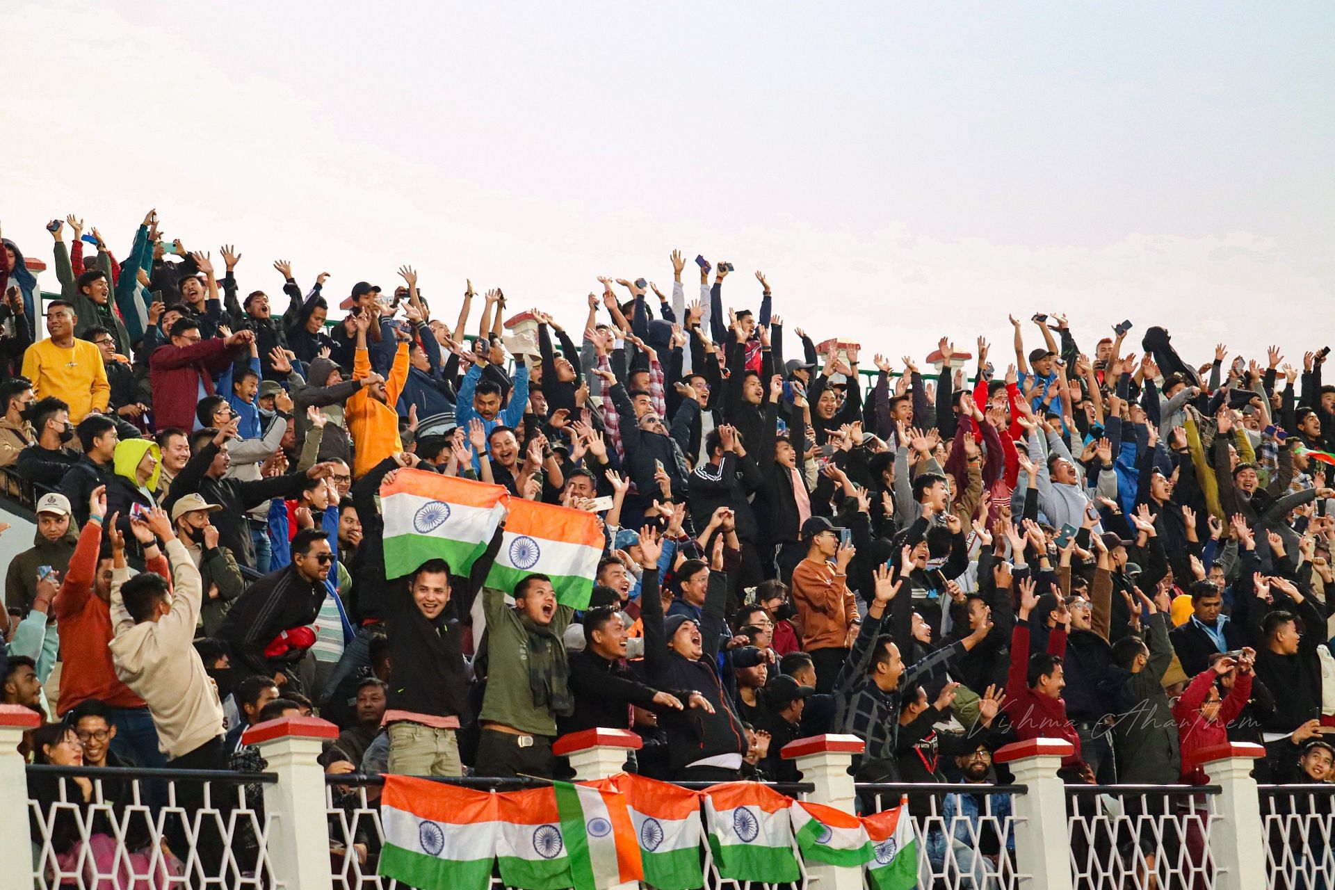 मणिपुर में पहली बार हो रहे किसी अंतर्राष्ट्रीय मैच को देखने के लिए दर्शक भारी तादाद में मौजूद थे।
