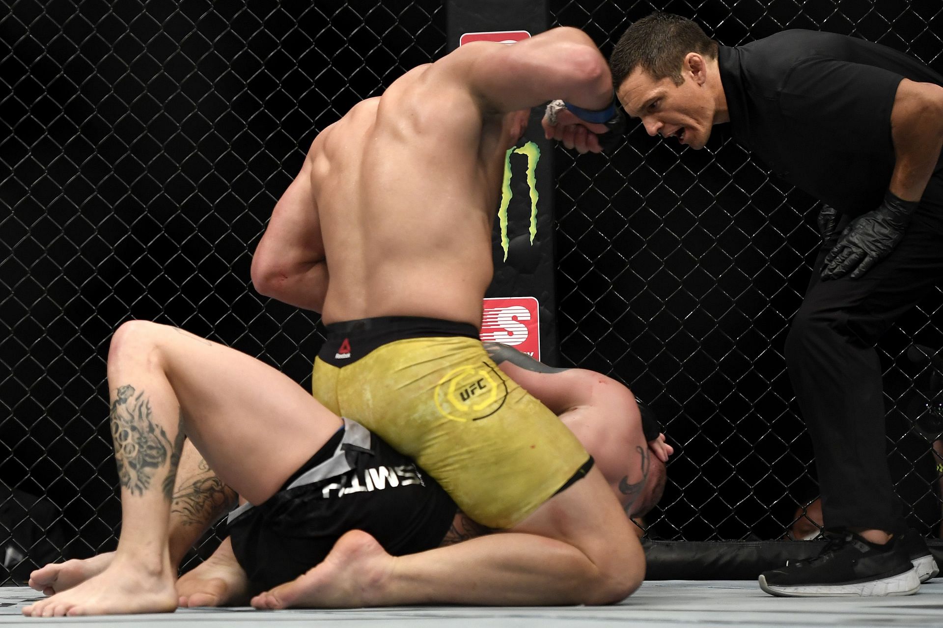 Glover Teixeira brutally punished Anthony Smith in their bout