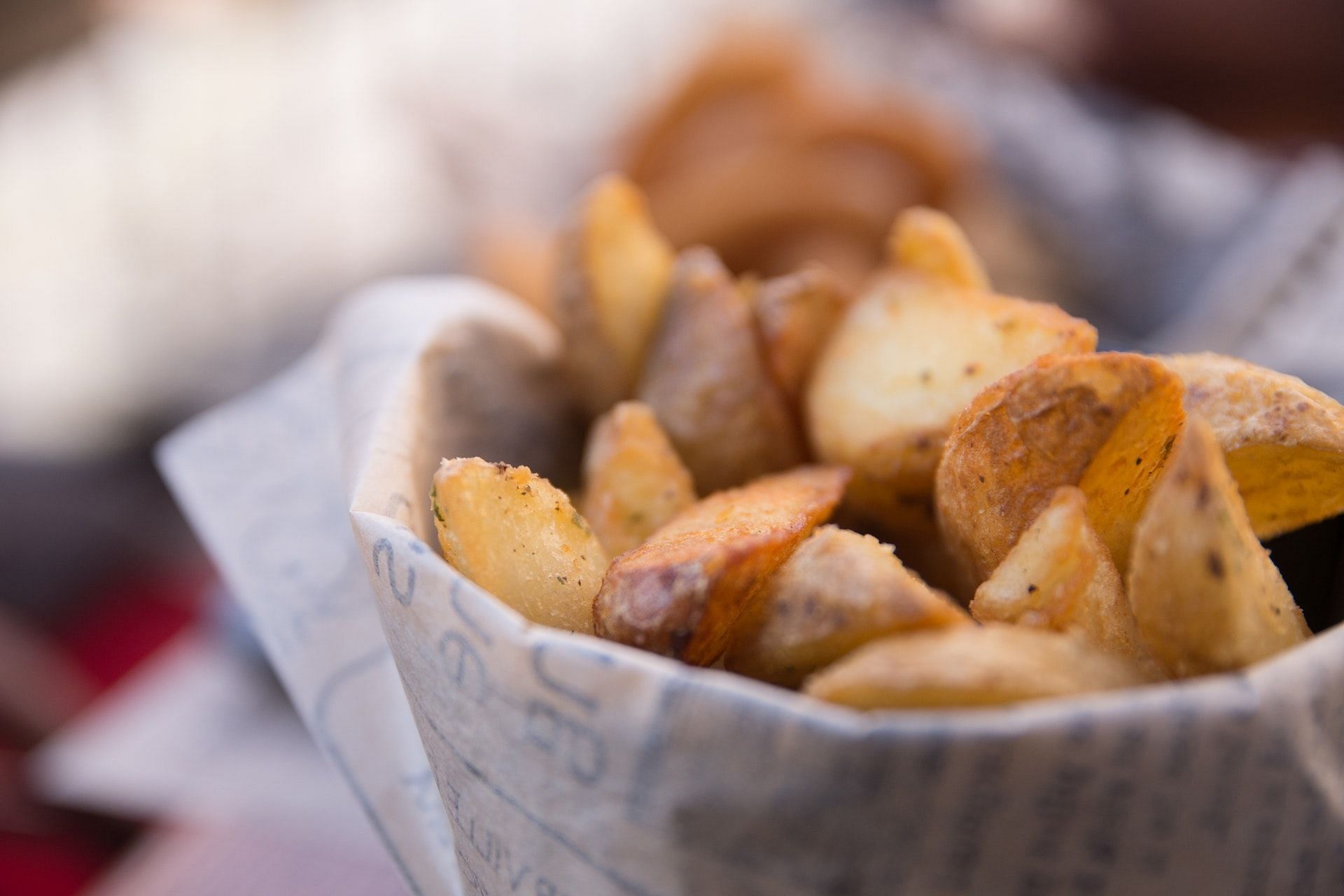 Chips must be avoided in a sore throat. (Photo via Pexels/Georgiana Mirela)