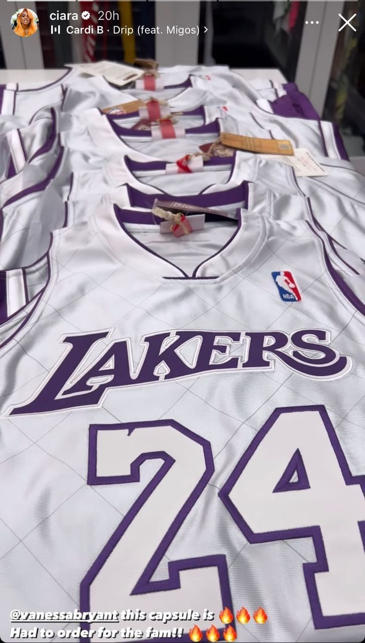 سيارا تظهر قميص براينت