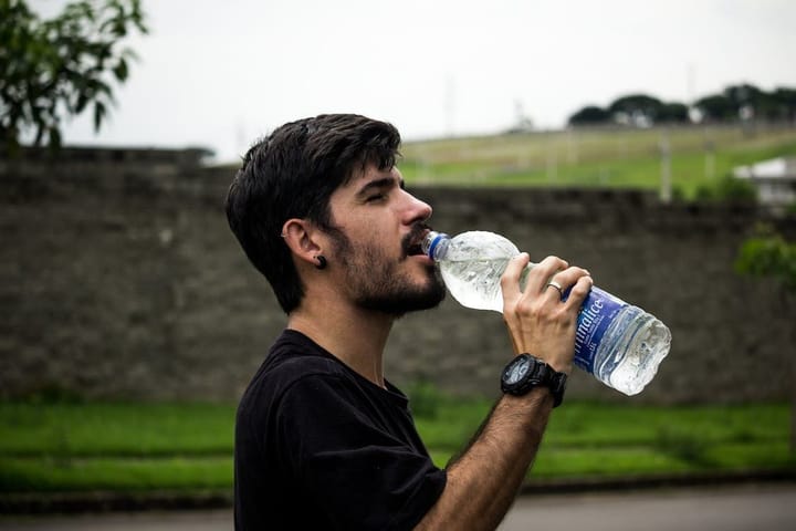Stay hydrated to prevent this condition. (Image via Pexels/Mauricio Mascaro)