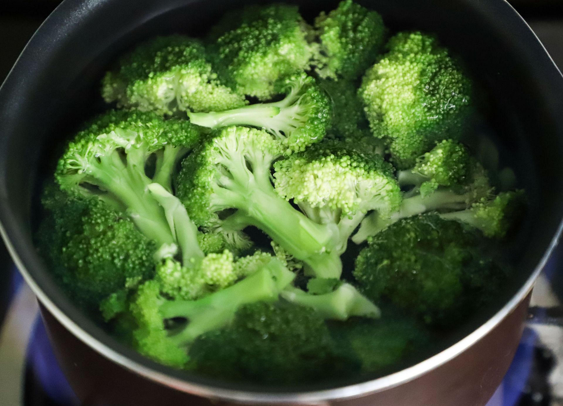 Broccoli is rich in riboflavin. (Image via Pexels)