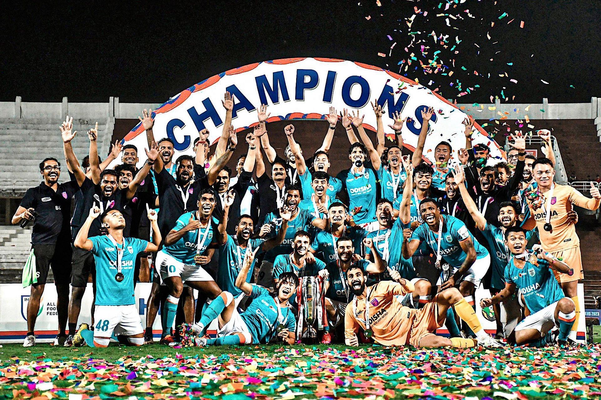 सुपर कप जीतने के बाद खिताब के साथ ओडिशा एफसी की टीम।