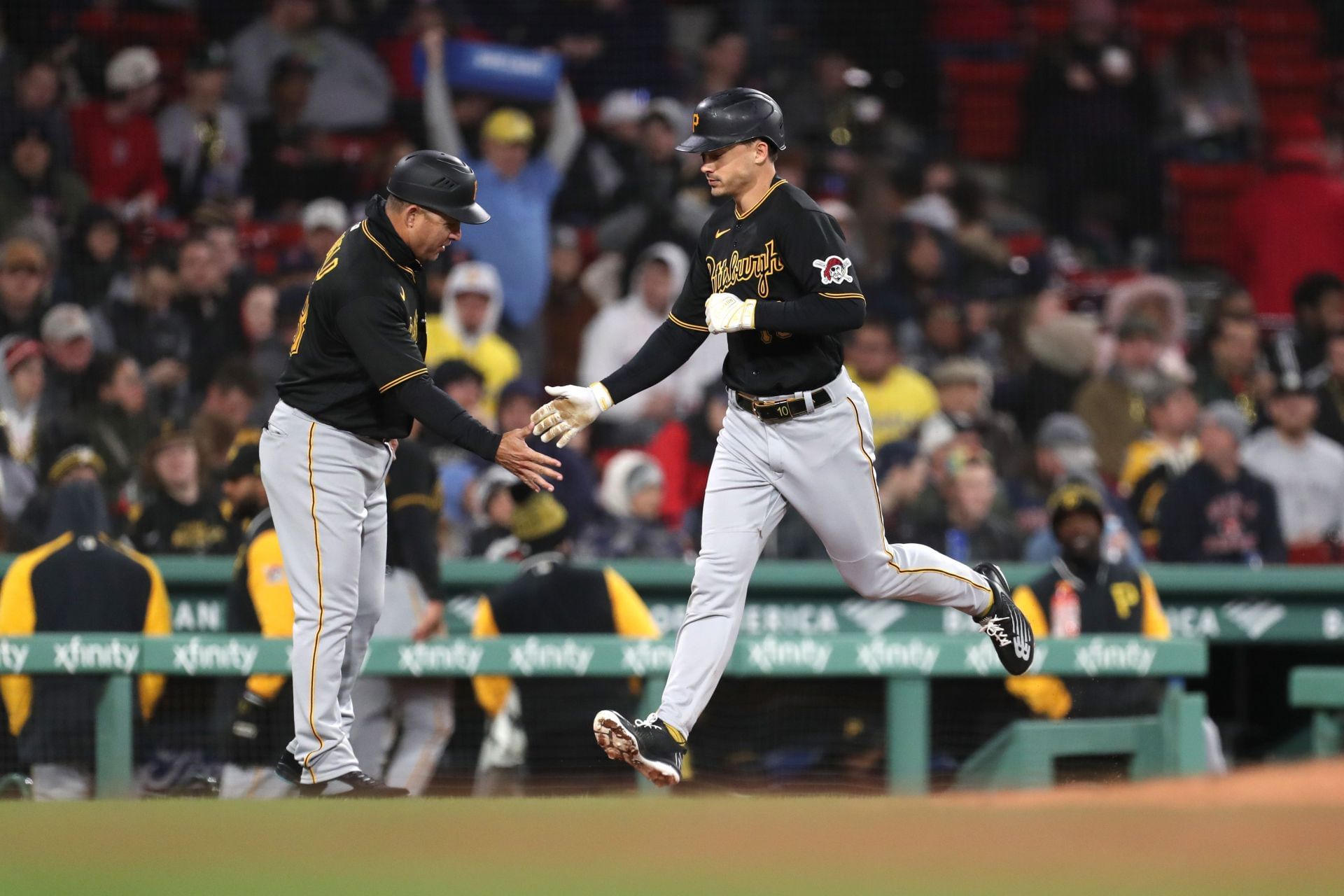 Pittsburgh Piratesin Bryan Reynolds kiertää tukikohdan kotijuoksun jälkeen.