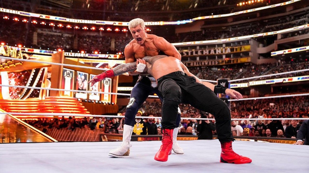 WWE सुपरस्टार्स कोडी रोड्स और रोमन रेंस  