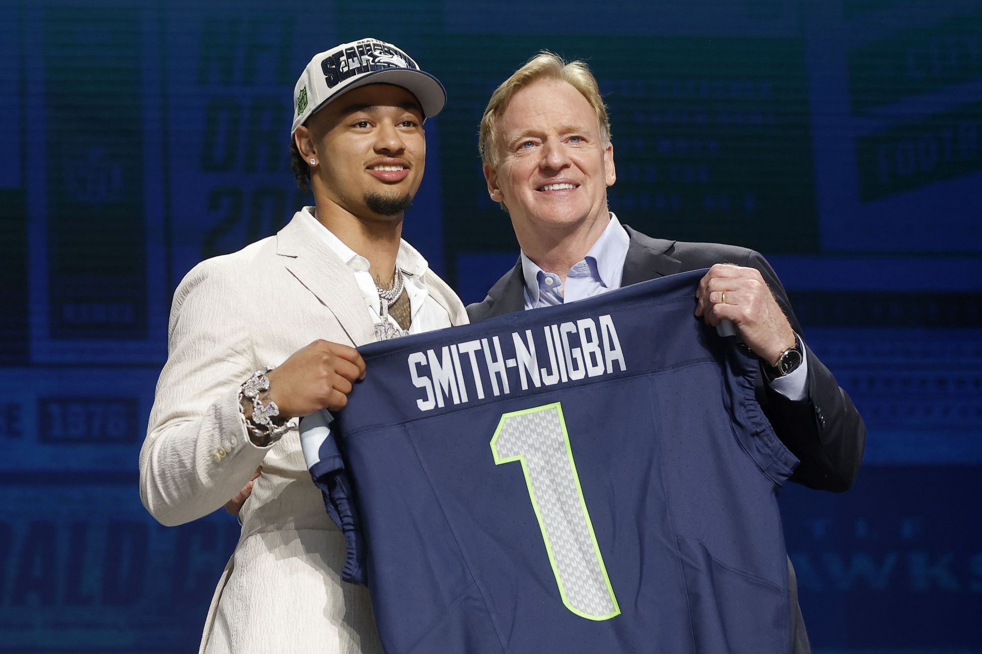 Jaxon Smith-Njigba und Roger Goodell beim NFL Draft 2023