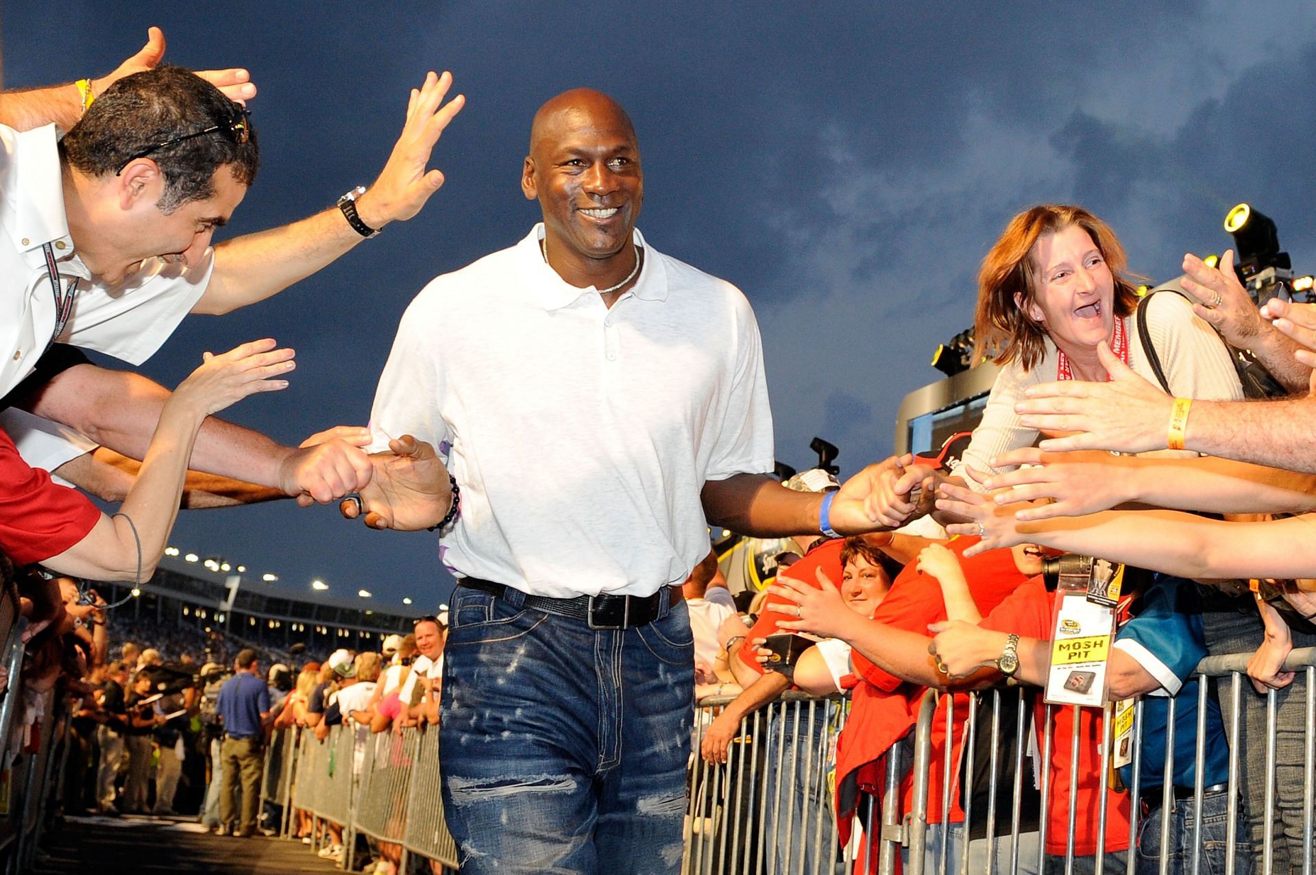 Charles Oakley shares hilarious analogy for choosing LeBron James over Michael  Jordan: “LeBron got no sugar, Mike got the sugar”