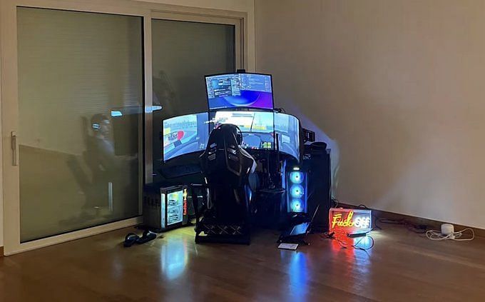 What does Max Verstappen's sim racing setup look like?