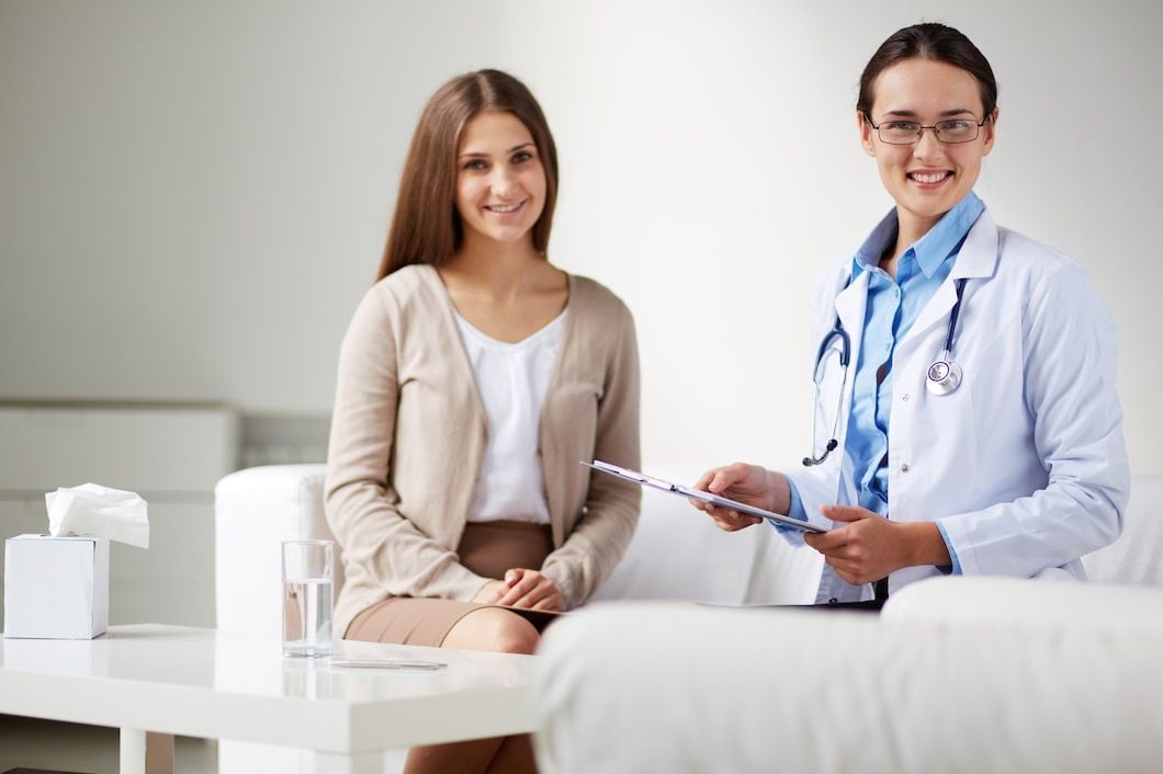 Frauen können ihr Risiko einer Eileiterschwangerschaft durch regelmäßige Vorsorgeuntersuchungen reduzieren (Bild via Freepik/pressfoto)