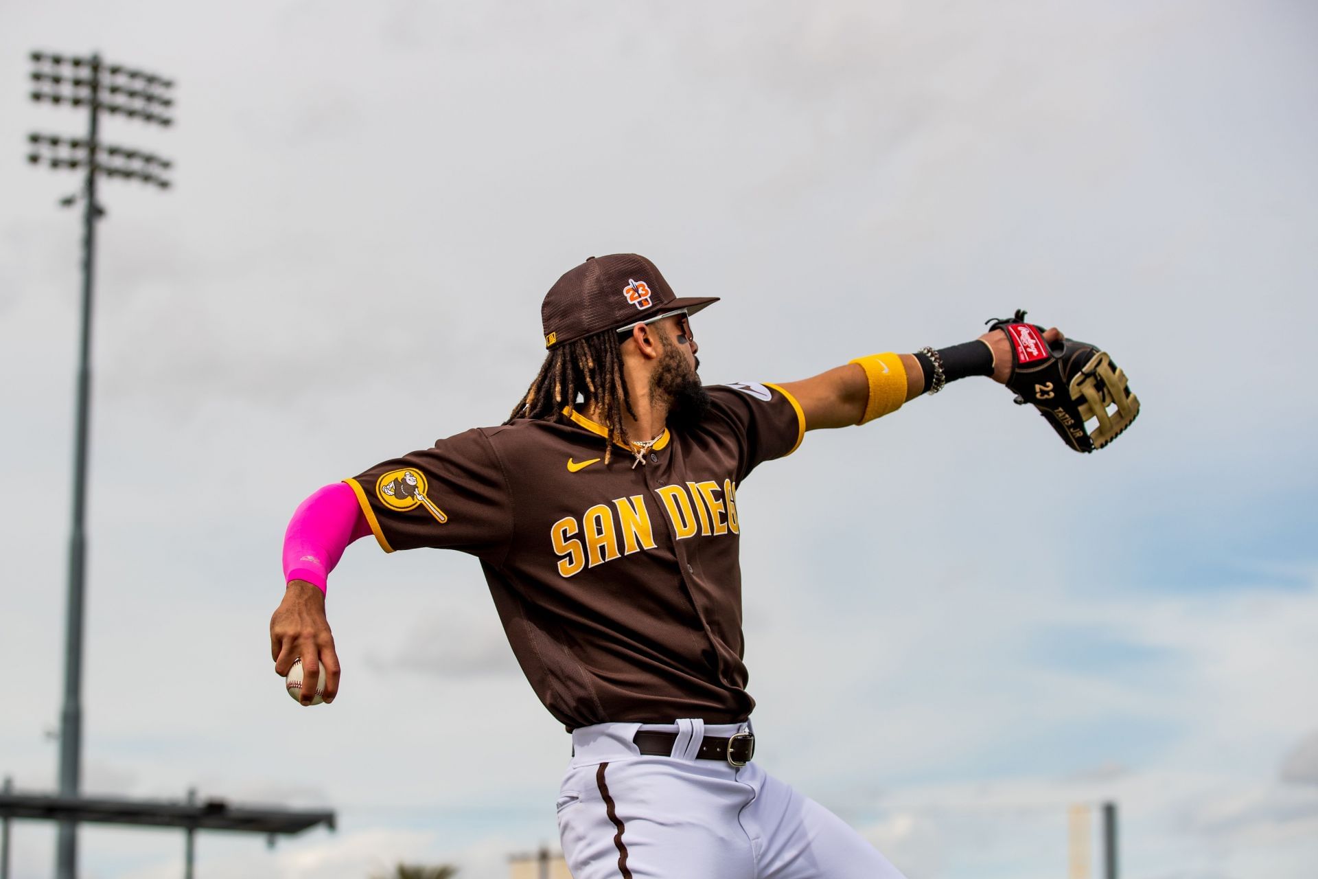 Fernando Tatis Jr. lämmittelee ennen Spring Training -peliä