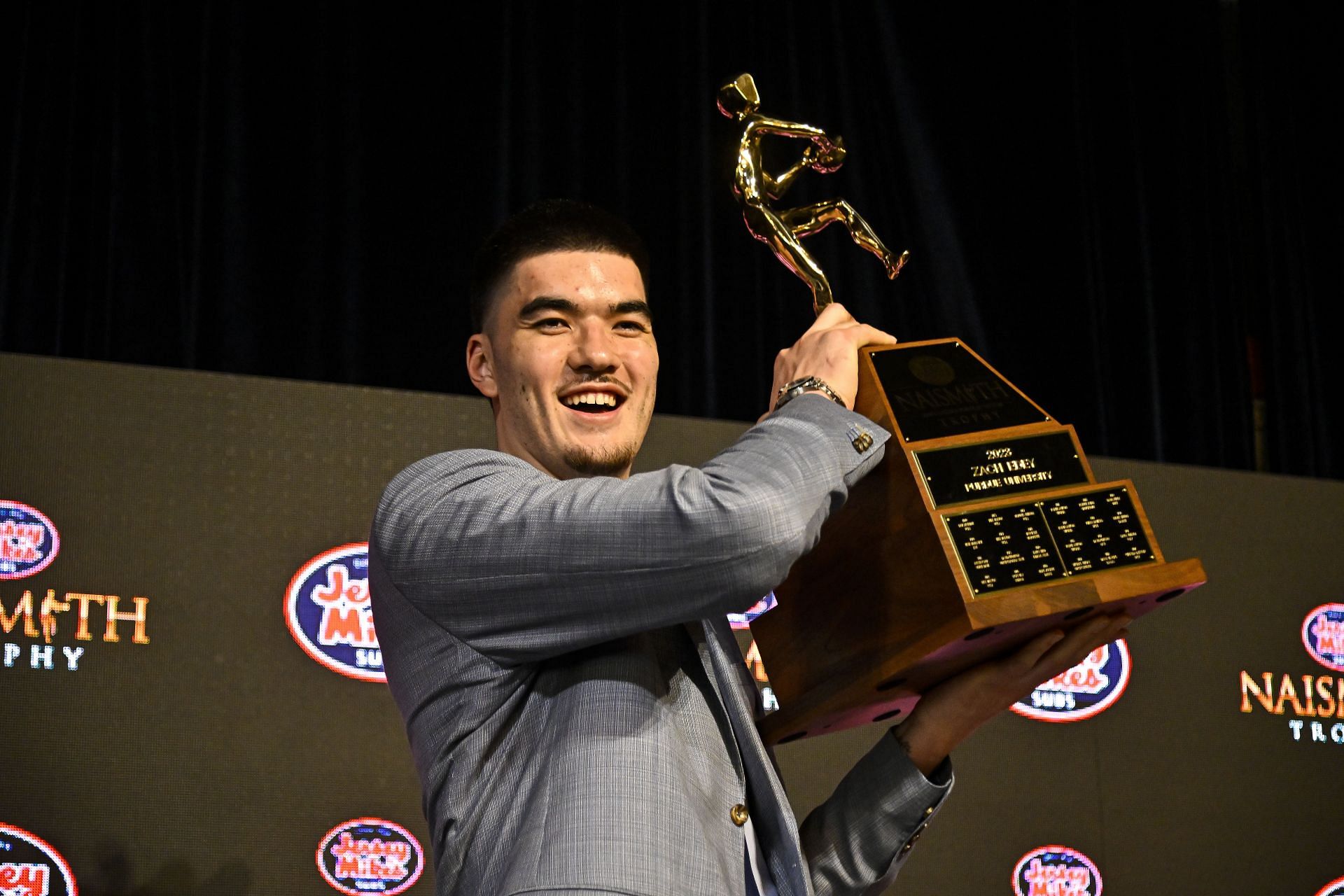 Zach Edey&#039;s NIL deal ranks second among March Madness athletes (Image via Getty Images)