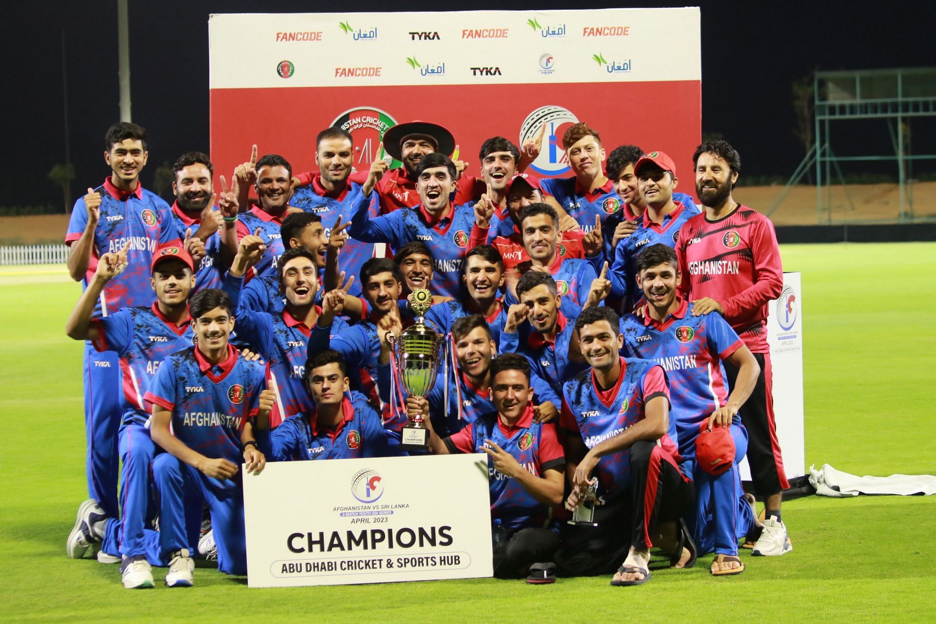 सीरीज जीतने के बाद ट्रॉफी के साथ अफगानिस्तान क्रिकेट टीम (Pic - Afghanistan Cricket Twtter)
