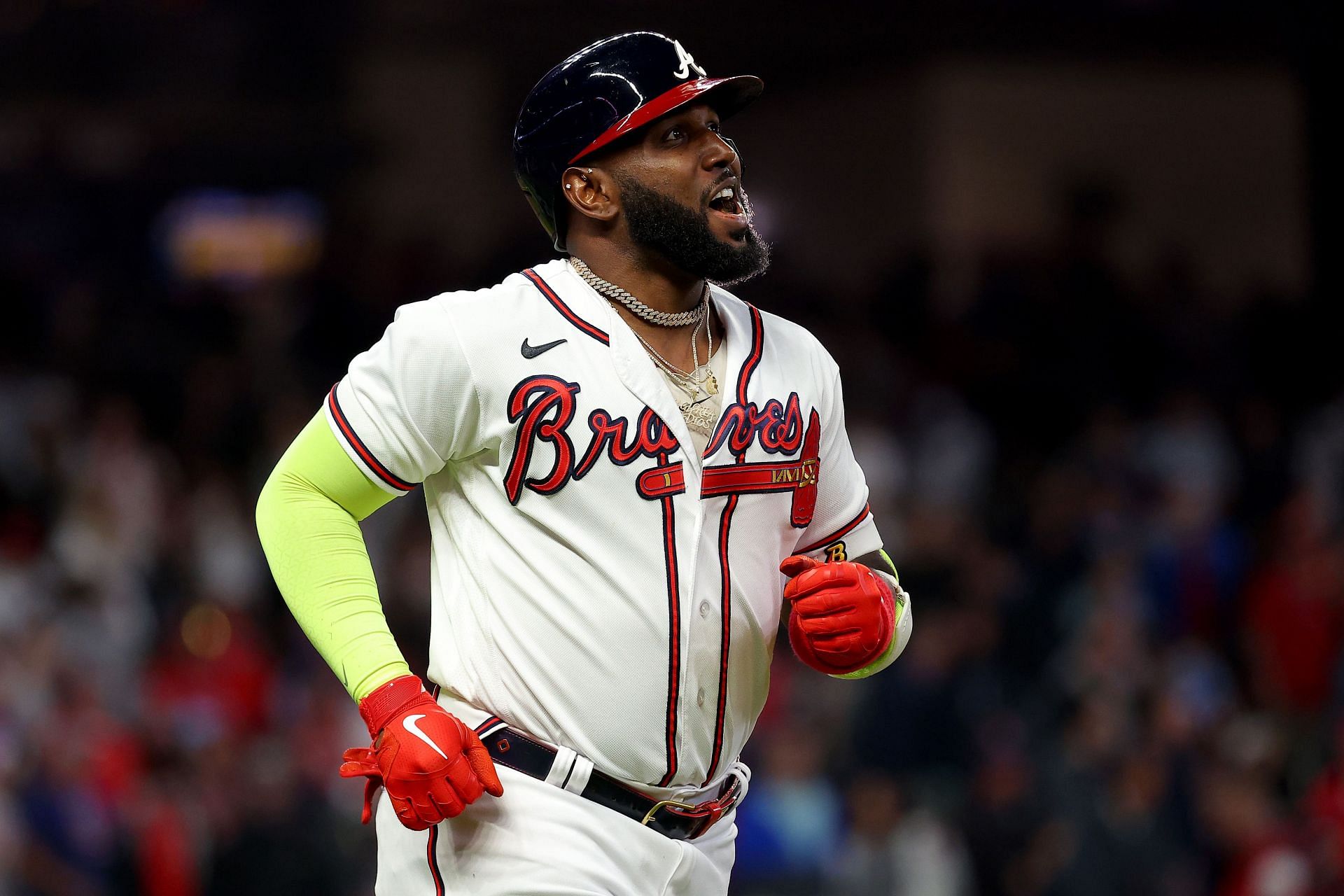Marcell Ozuna de los Bravos de Atlanta reacciona después de salir.