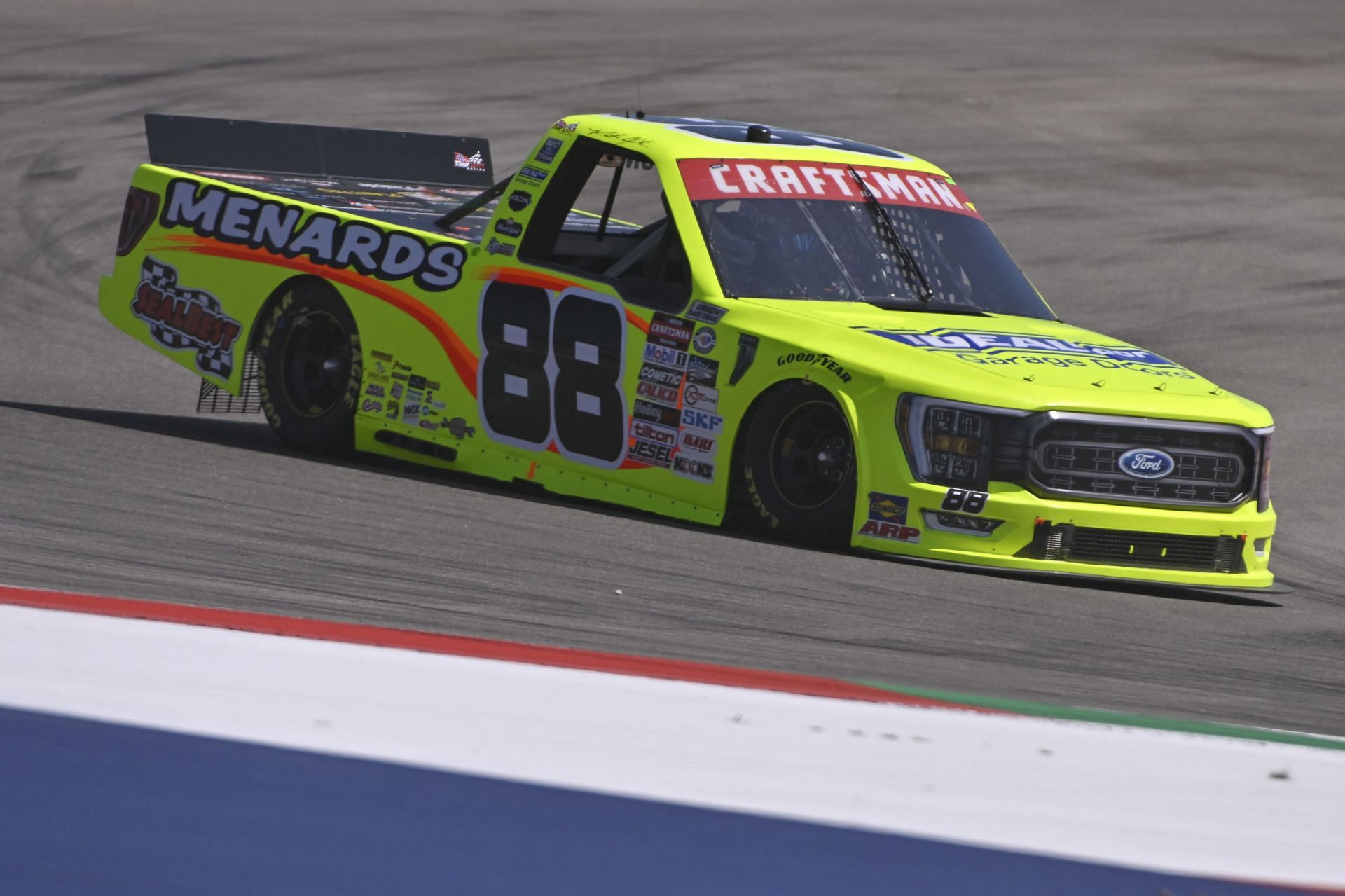 مات كرافتون أثناء العمل في NASCAR Craftsman Truck Series XPEL 225