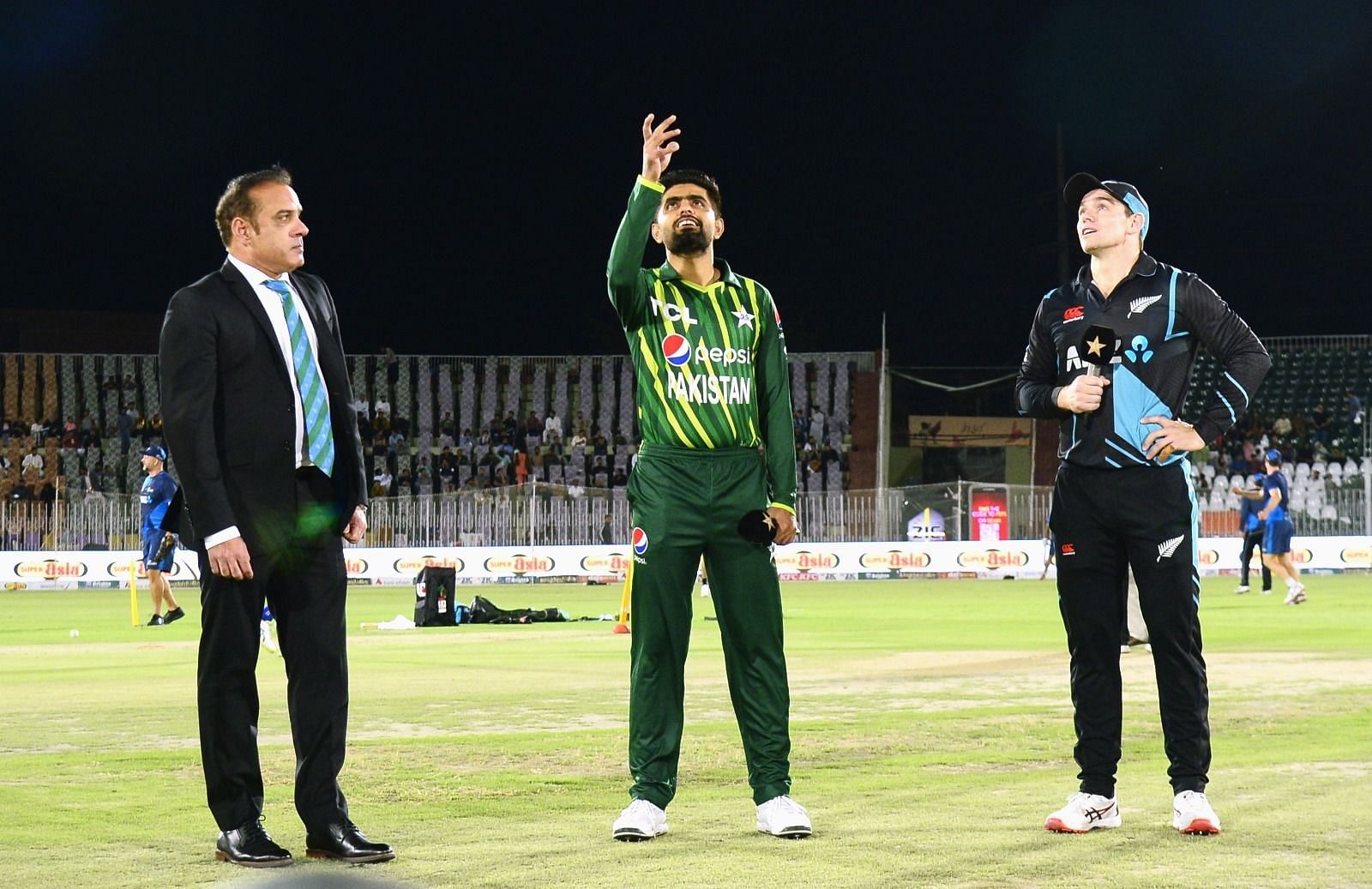 टॉस के दौरान पाकिस्तान के कप्तान बाबर आजम और न्यूजीलैंड के कप्तान टॉम लैथम 