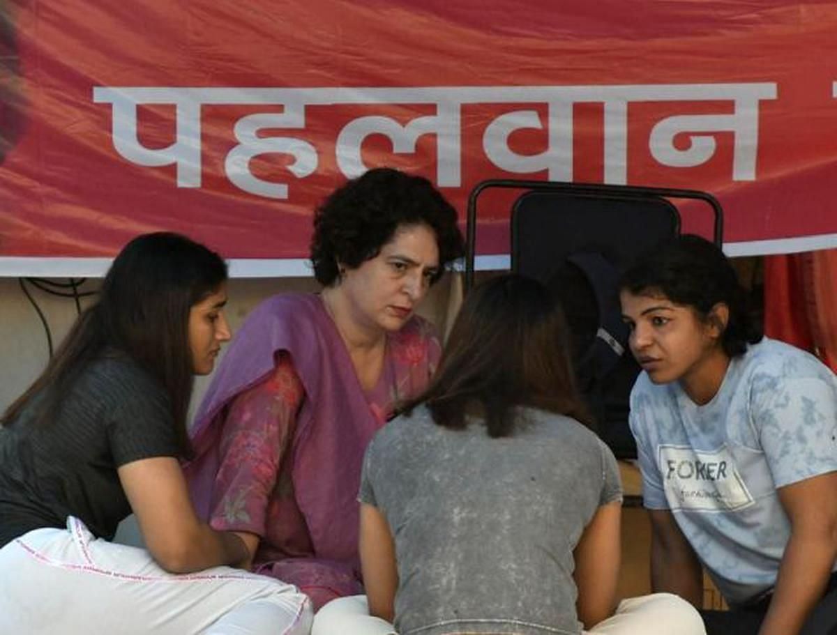 धरने पर बैठी महिला पहलवानों से बातचीत करतीं कांग्रेस नेता प्रियंका वाड्रा।