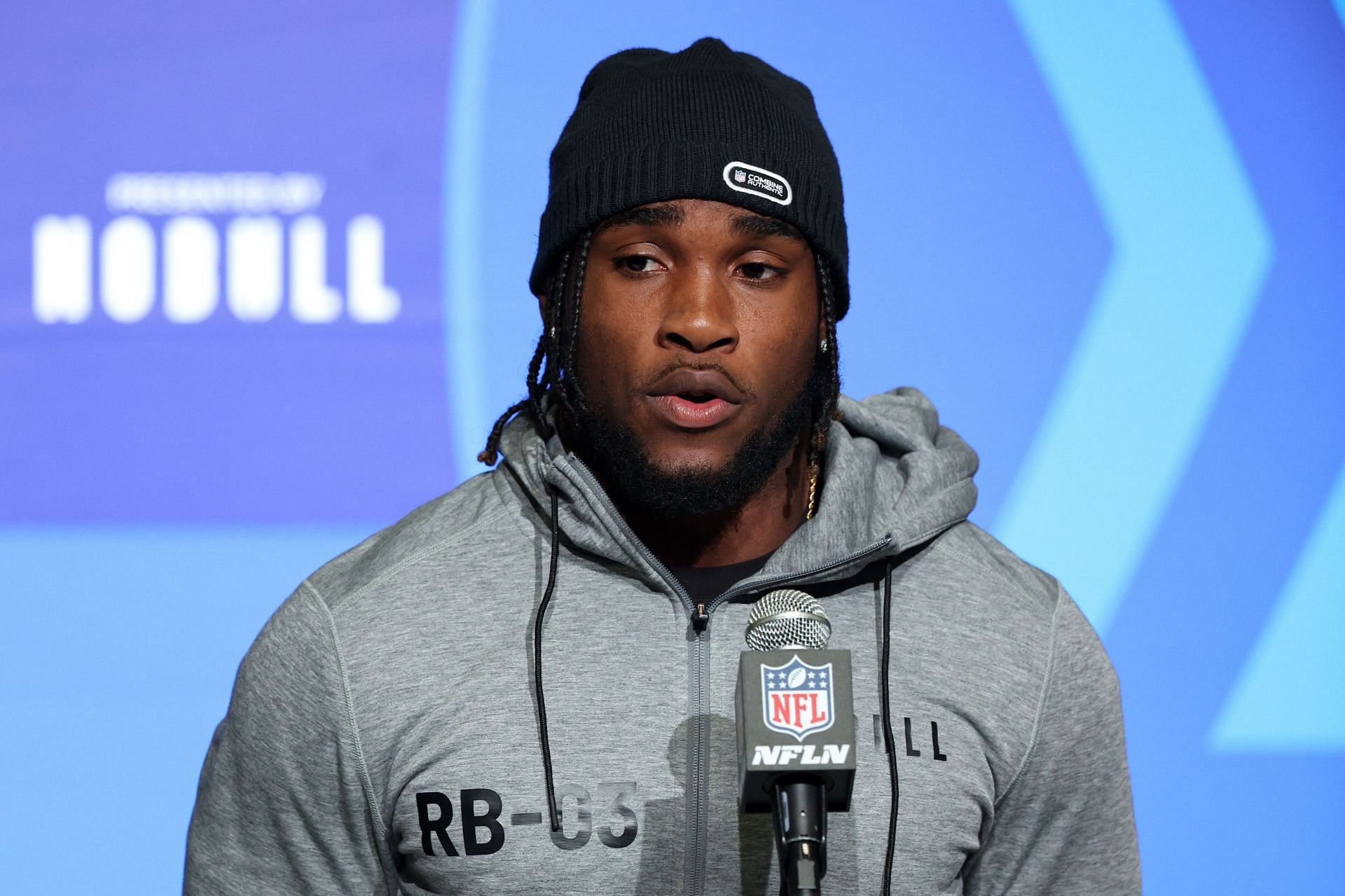 أوبورن يركض للخلف لـ Tank Bigsby في 2023 NFL Scouting Combine