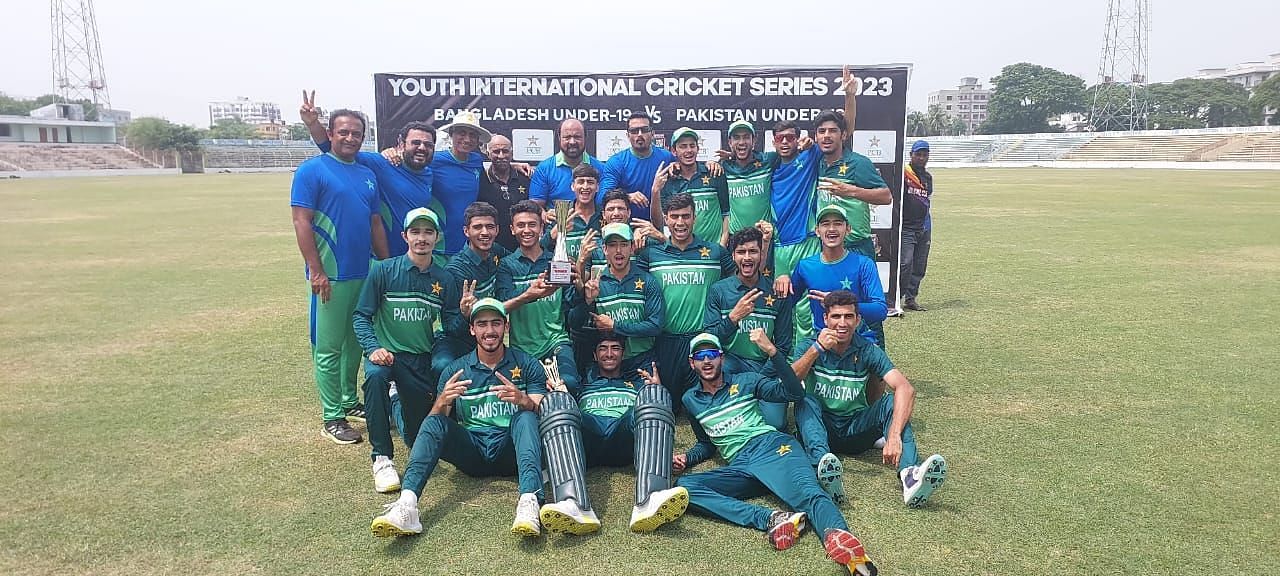 ट्रॉफी के साथ पाकिस्तानी खिलाड़ी (Pic - Cricket Pakistan)