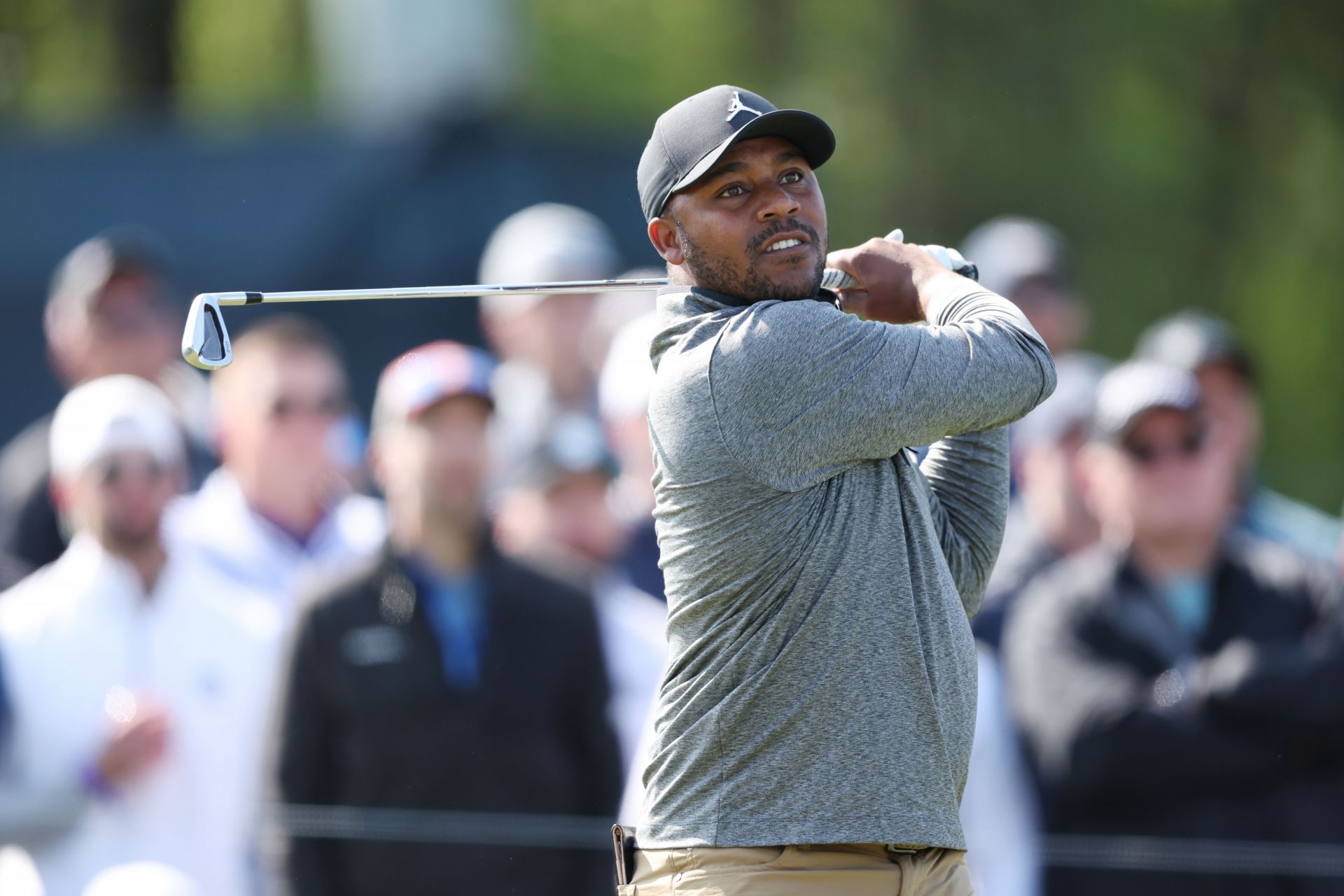 Harold Varner III dominates with 2 eagles, takes commanding lead at LIV