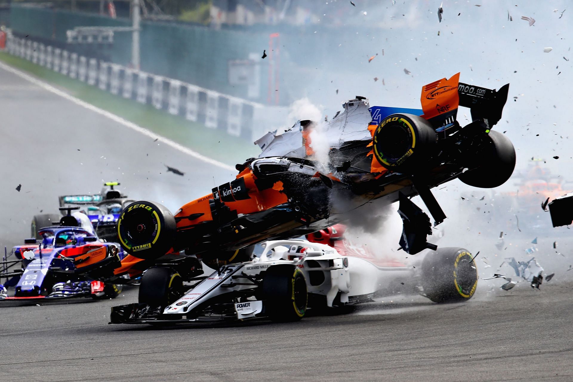 Формула 1 гонка 2 этап. Формула 1 Фернандо Алонсо car. Fernando Alonso crash. Гонки Formula 1. Halo f1.