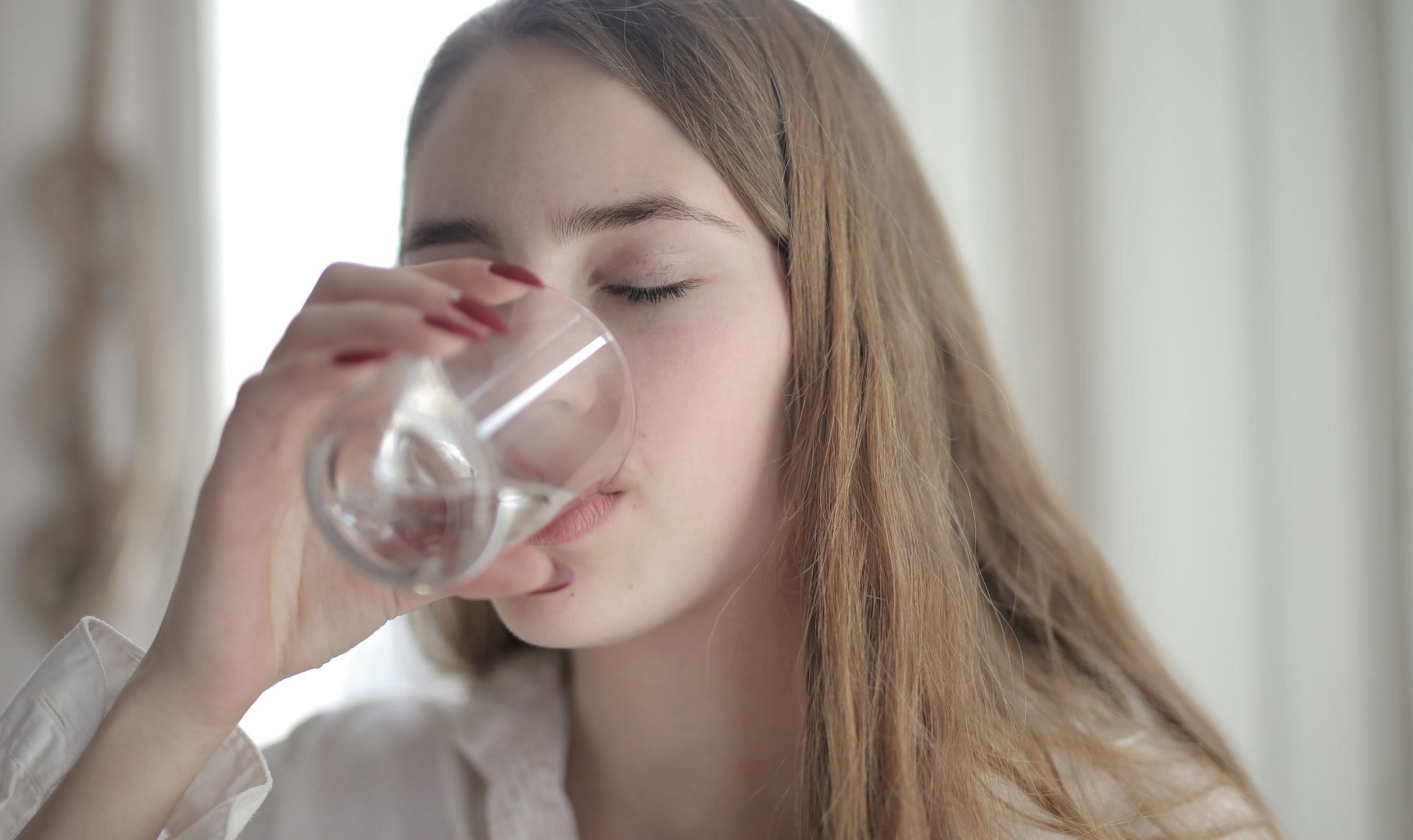 كيف تسرع عملية الهضم؟  شرب الماء وتحسين صحة الجهاز الهضمي.  (الصورة من Pexels / Andrea Piacquadio)