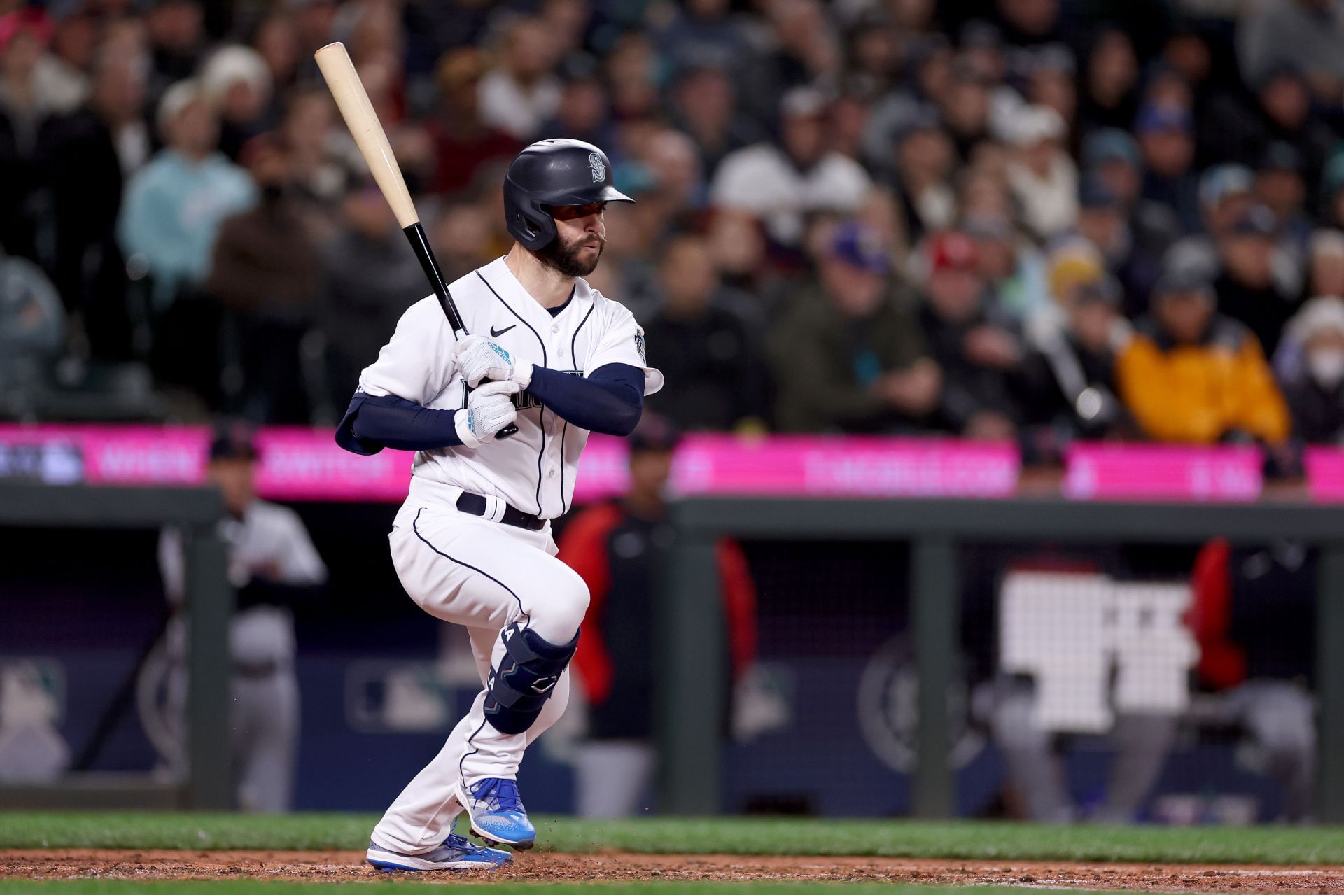 Tommy La Stella de los Marineros de Seattle batea contra los Guardianes de Cleveland el día inaugural.