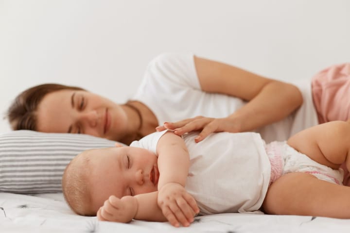 While it's important to be aware of the benefits of co sleeping, also try to know the risks. (Image via Freepik/ Freepik)