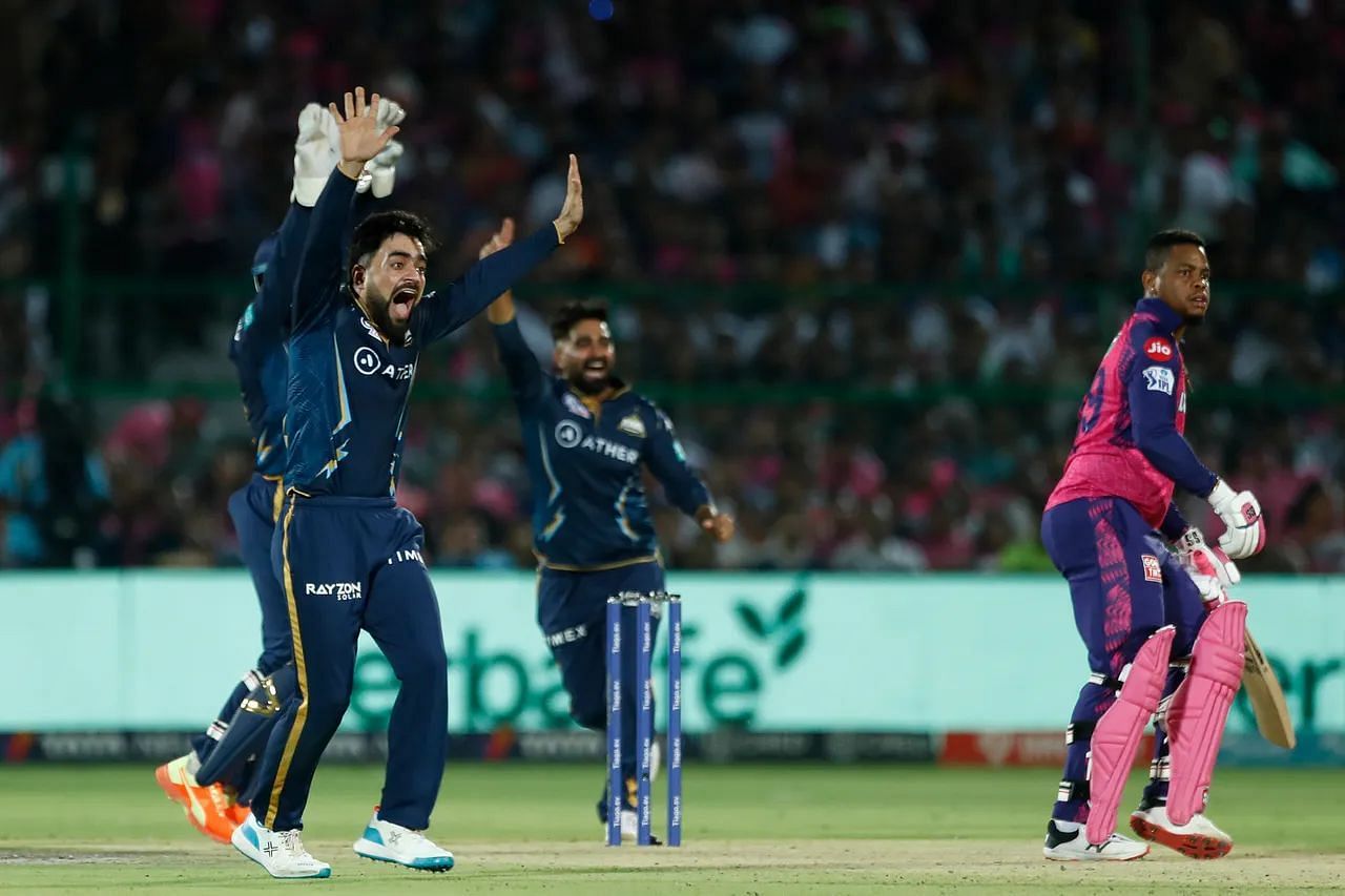 राशिद खान गेंदबाजी के दौरान (Photo Credit - IPLT20)