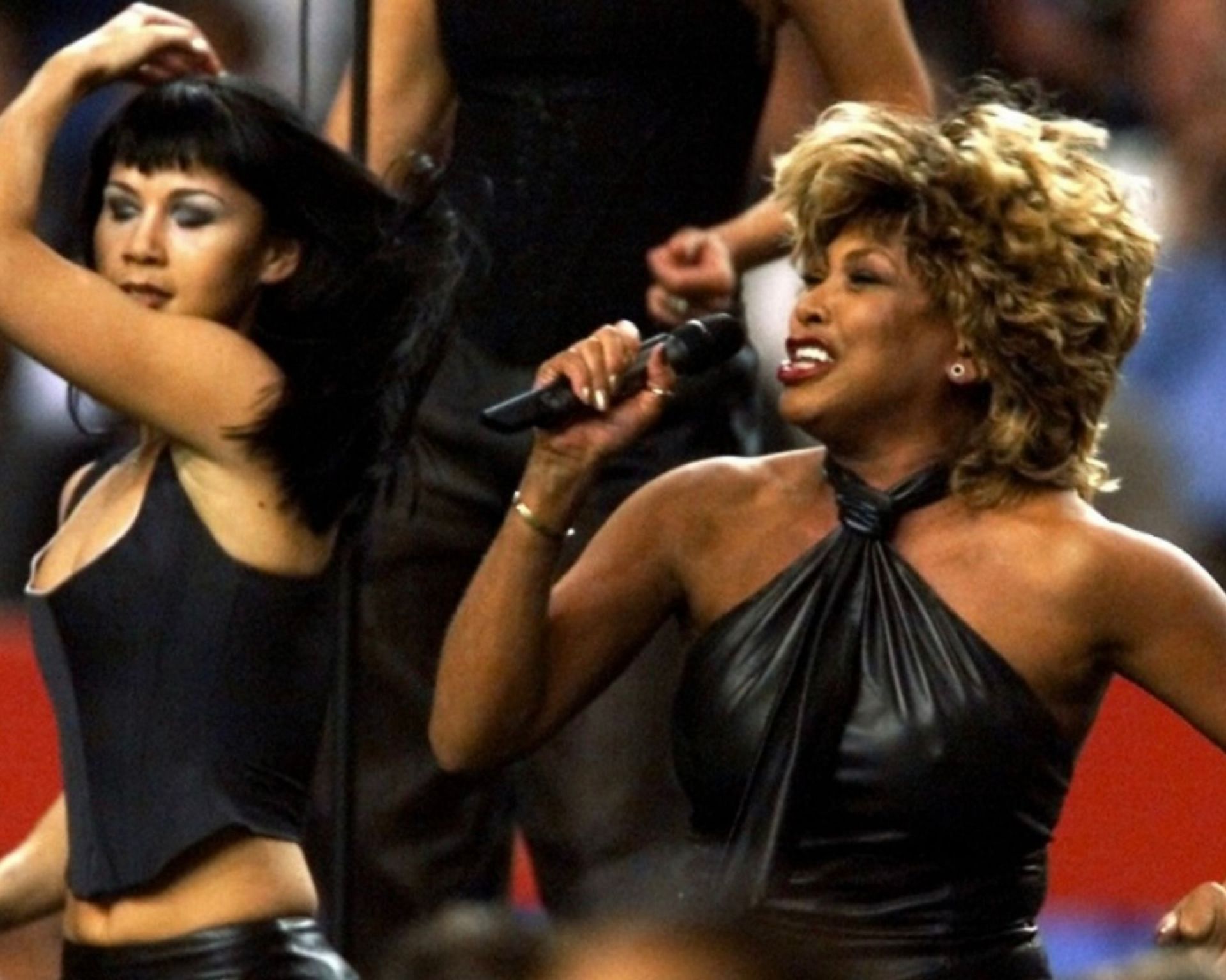 Ca sĩ huyền thoại Tina Turner biểu diễn trong Super Bowl XXXIV