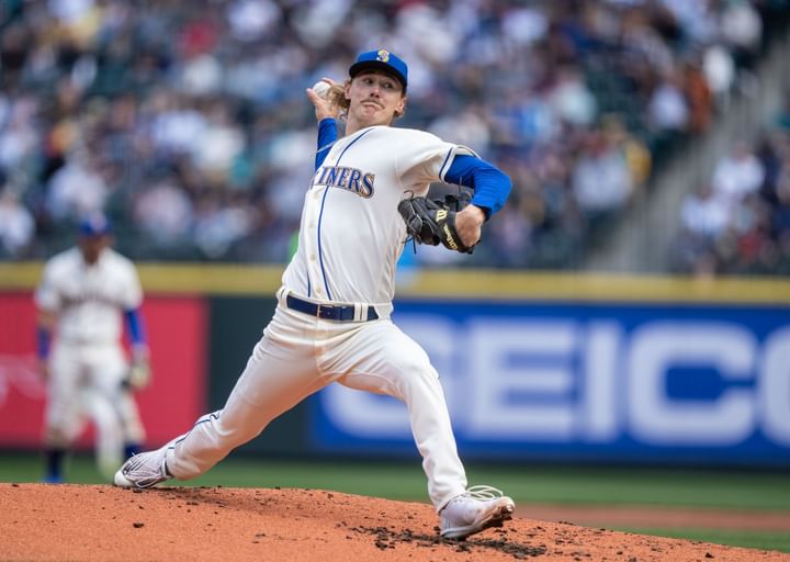 시애틀 매리너스의 선발 투수 브라이스 밀러 #50이 휴스턴 애스트로스와의 2회 동안 투구하고 있다.