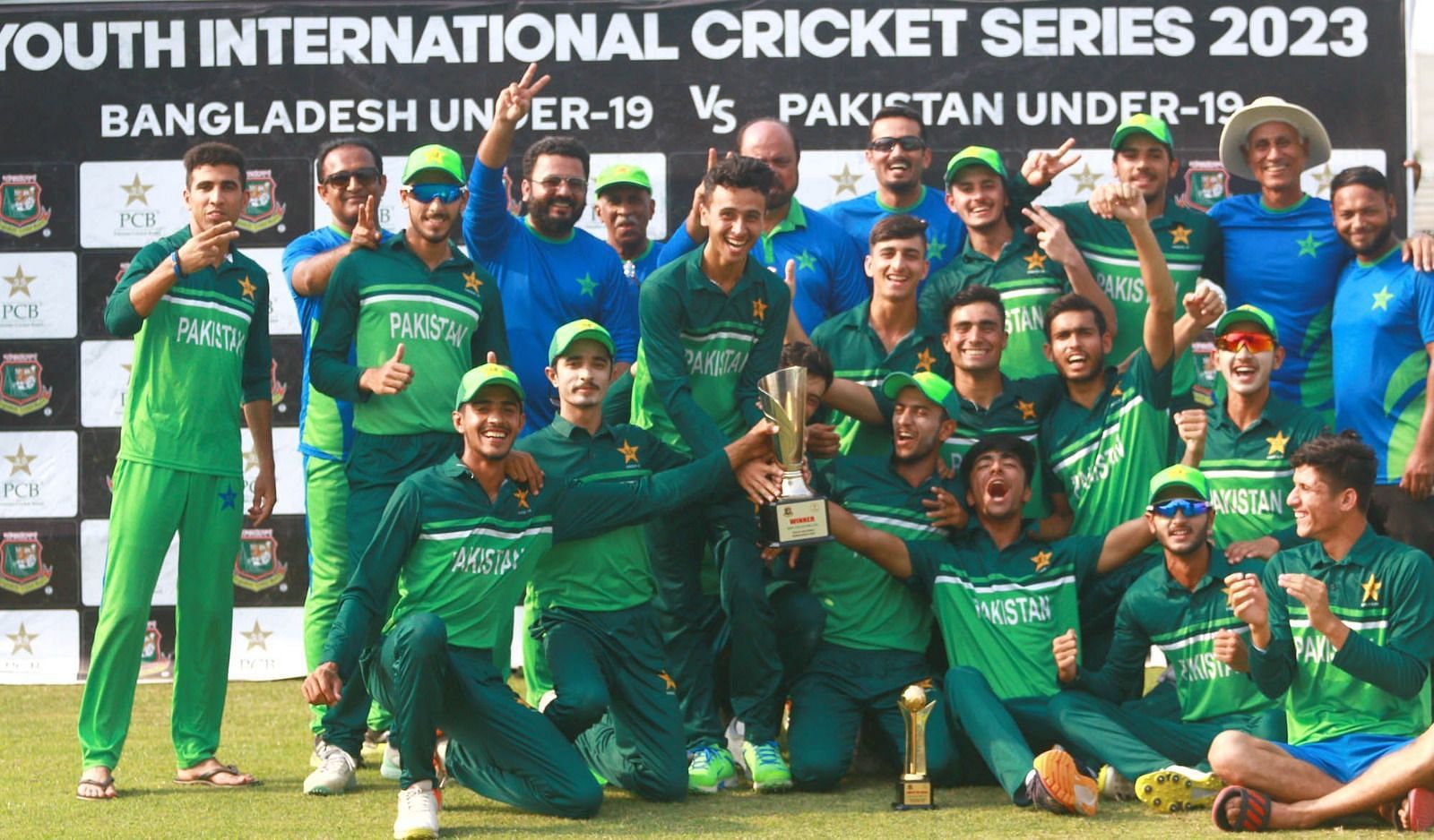 वनडे सीरीज जीतने के बाद ट्रॉफी के साथ पाकिस्तानी खिलाड़ी 